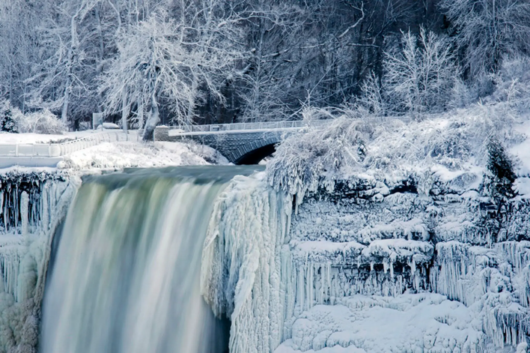 Ďalekohľad, ktorý sa dá pozrieť na zamrznuté Niagarské vodopády.