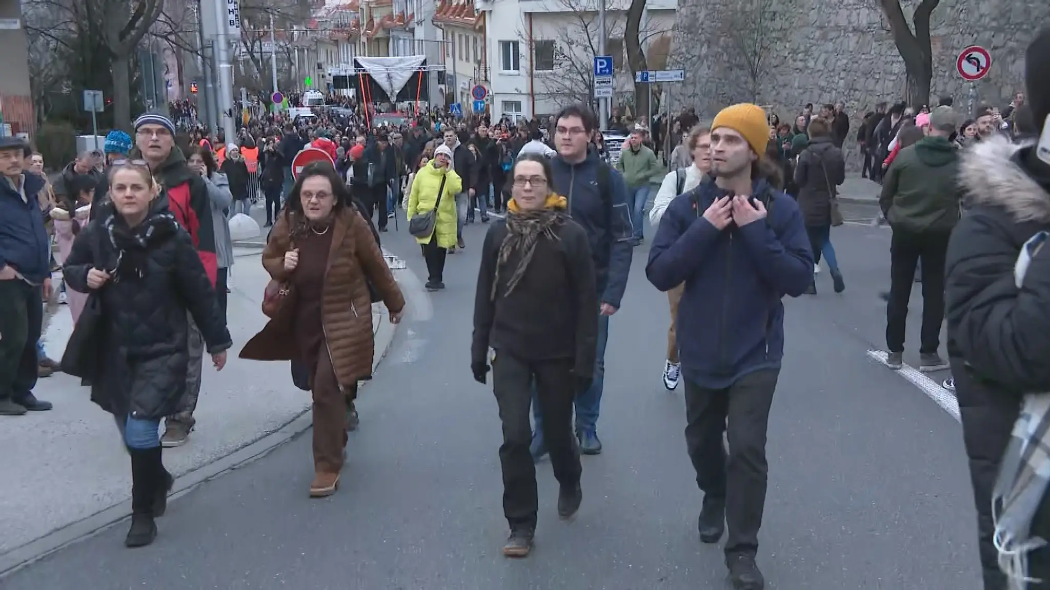 Ľudia húfne prichádzali na protest.