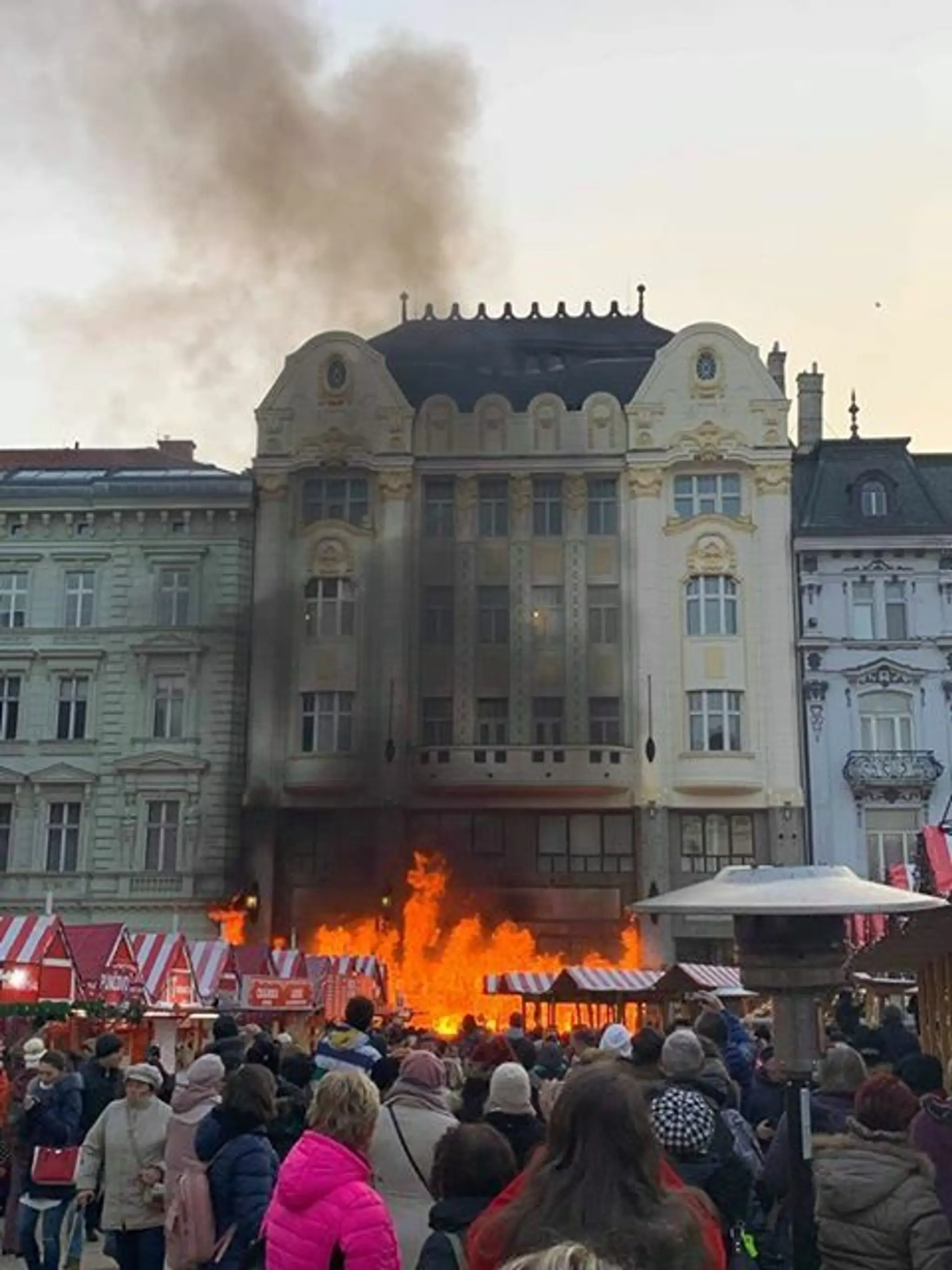 Požiar na vianočných trhoch.