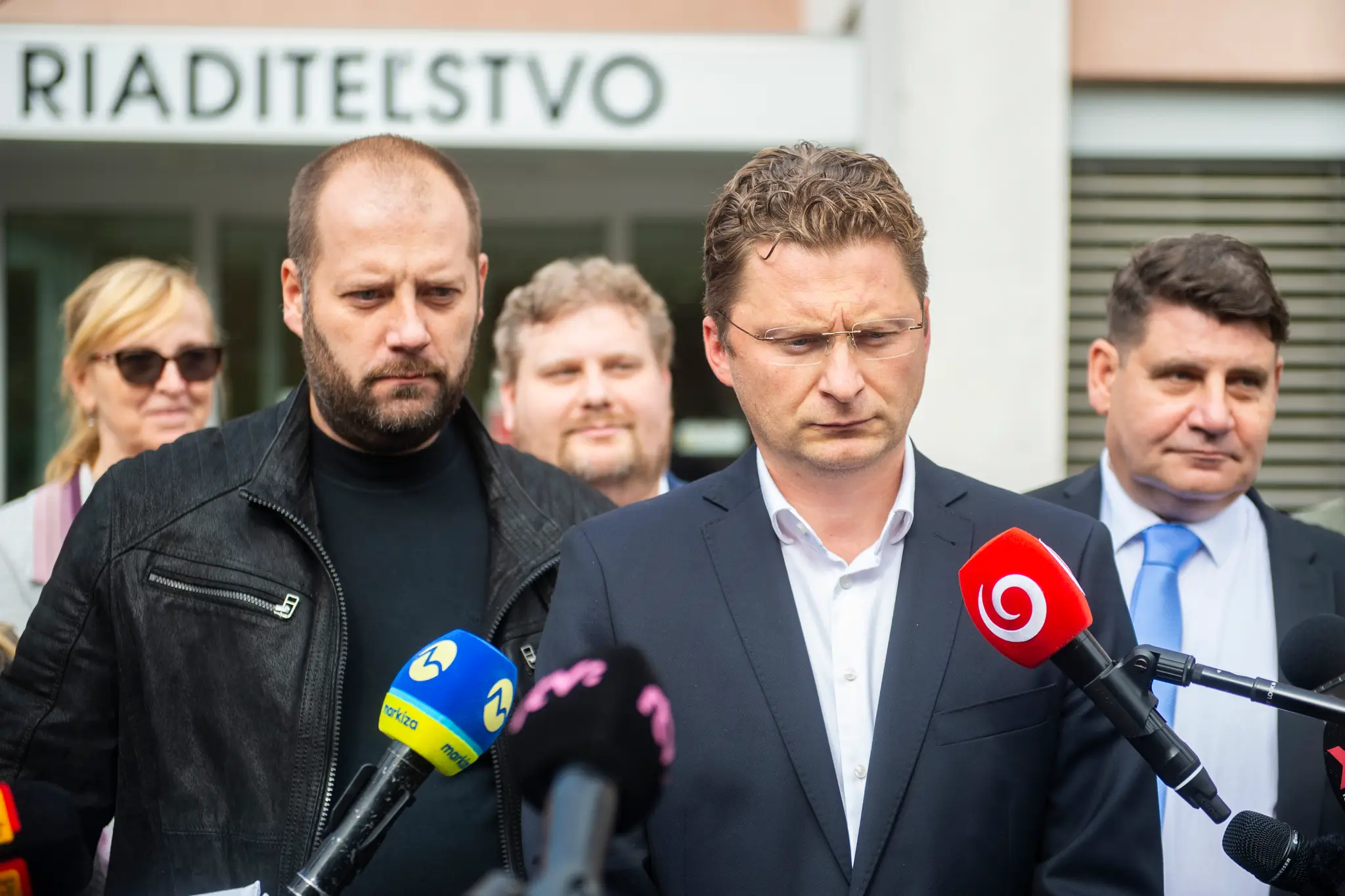 Na snímke zľava plastický chirurg Miroslav Mendel a predseda Lekárskeho odborového združenia (LOZ) Peter Visolajský počas podania výpovedí lekárov