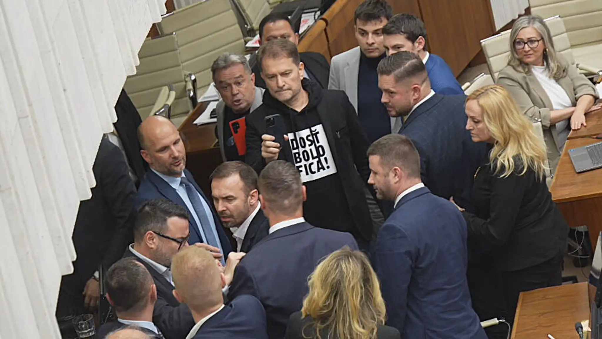Roztržka v parlamente.