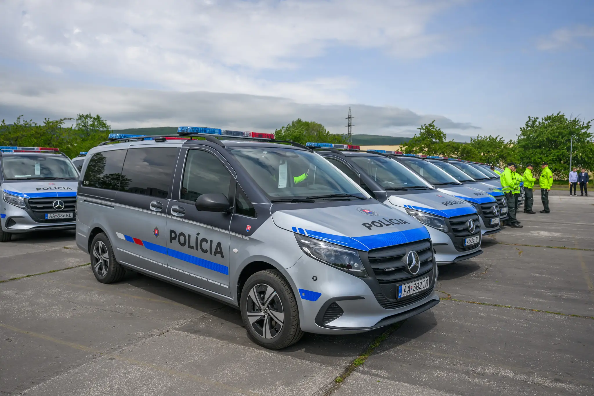 Na snímke odovzdané nové služobné vozidlá pre potreby polície