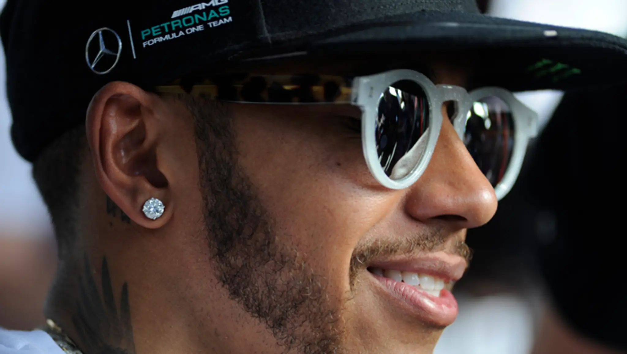 Britský jazdec tímu Mercedes GP a majster sveta F1 sezóny 2015 Lewis Hamilton počas rozhovoru s fanúšikmi počas autogramiády.