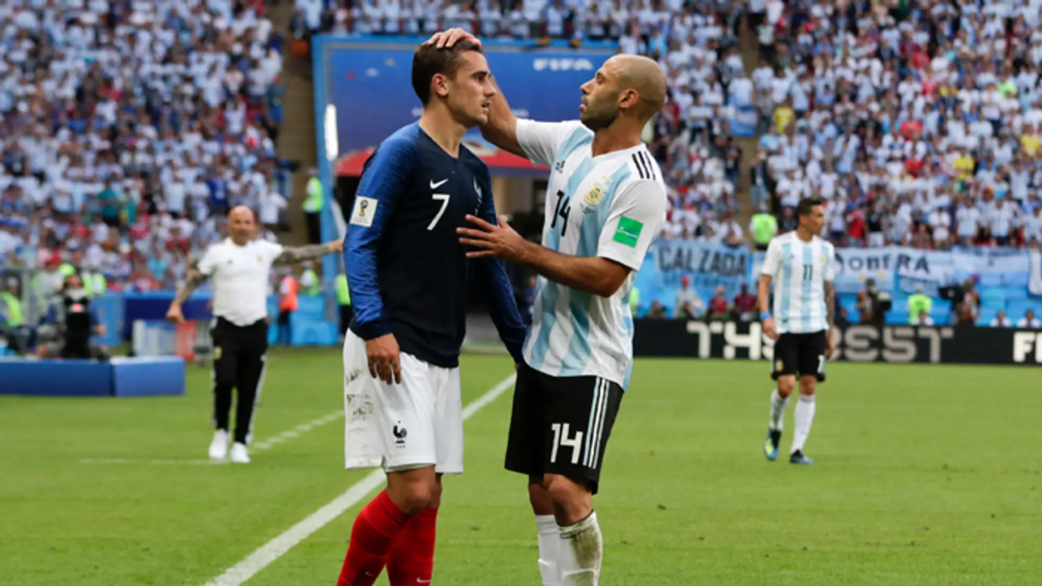 Argentínsky hráč Javier Mascherano (vpravo) a hráč Francúzska Antoine Griezmann.