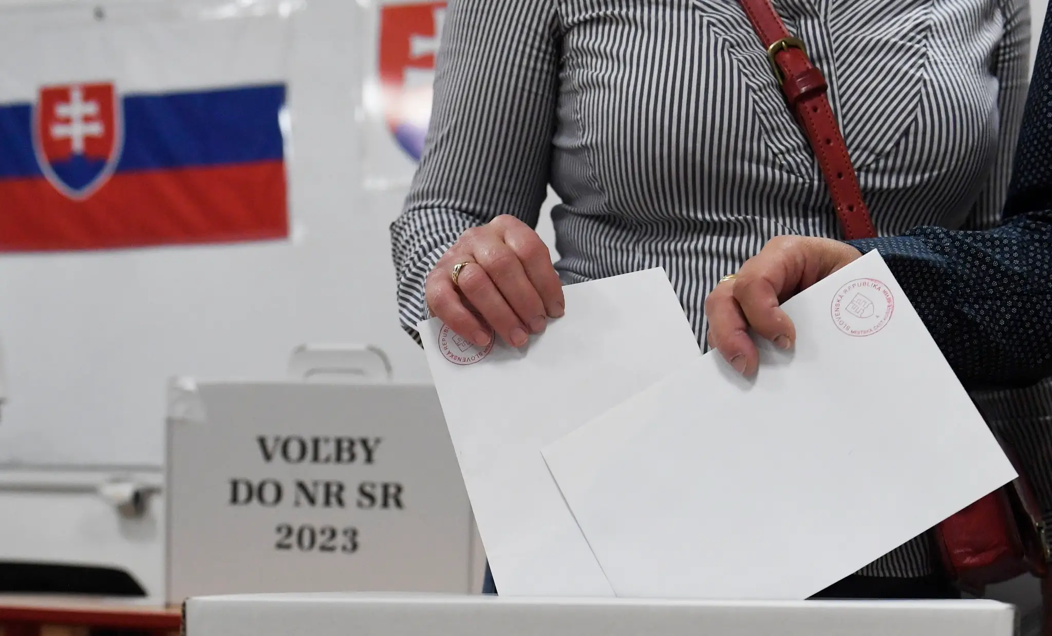 Žena v Košiciach vhadzuje hlasovací lístok do volebnej urny.