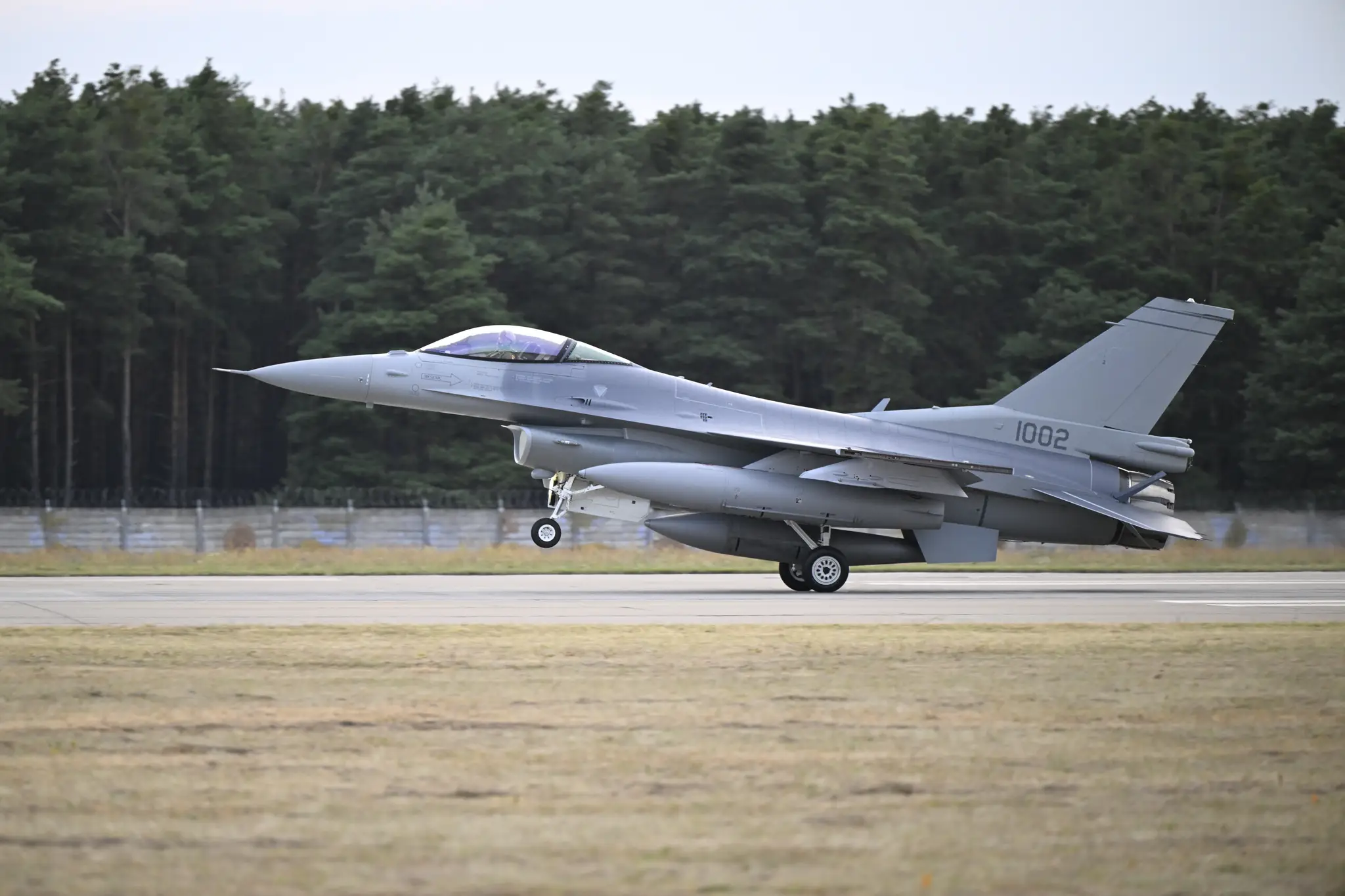 Jedna z dvoch slovenských stíhačiek F-16 americkej výroby, ktoré prileteli na Slovensko.