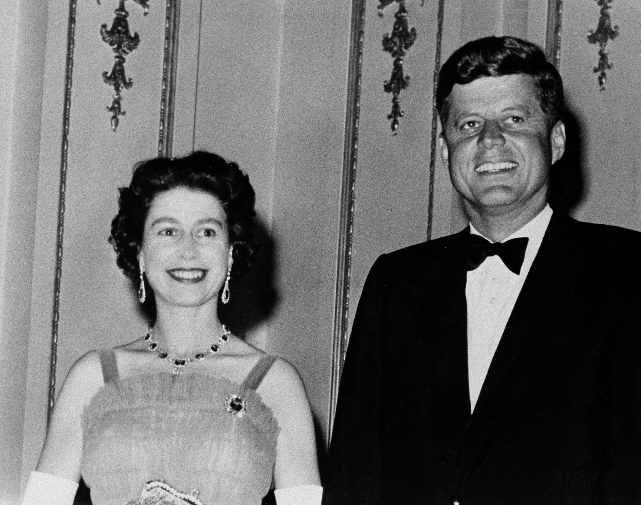 Na archívnej snímke z 5. júna 1961 britská kráľovná a vtedajší americký prezident John Kennedy.