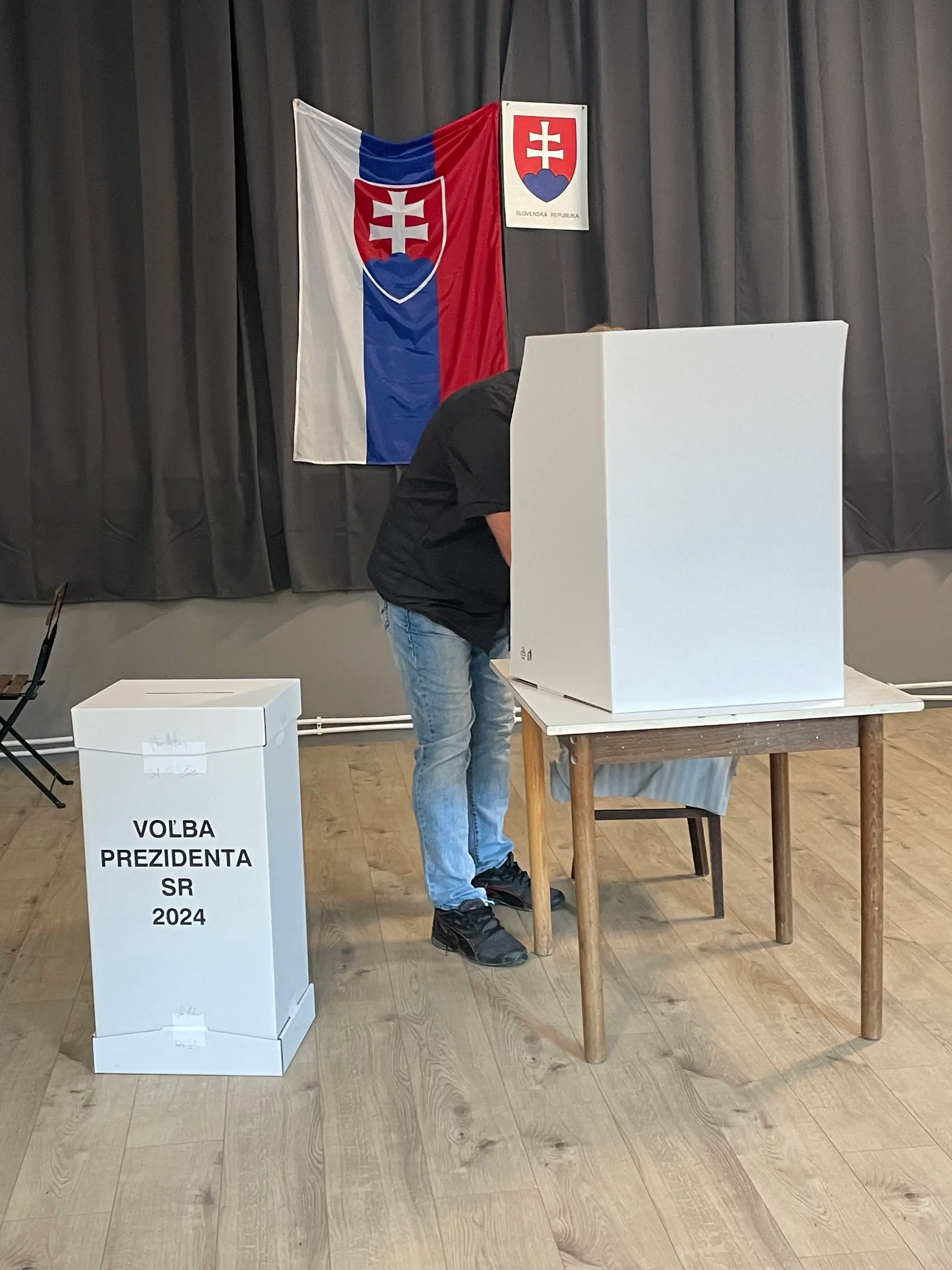 Volič počas druhého kola prezidentských volieb v Uhrovskom Podhradí.