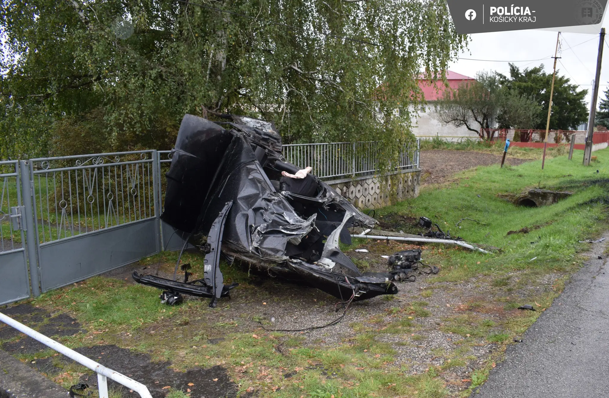 Auto pri nehode roztrhlo na polovicu