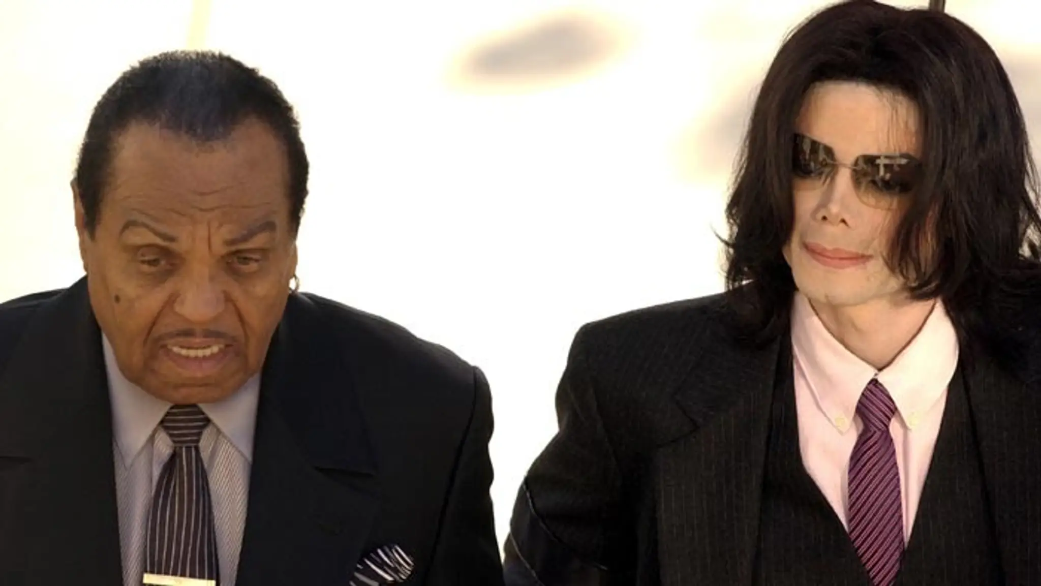 Michael Jackson (vpravo) so svojím otcom Joeom Jacksonom.