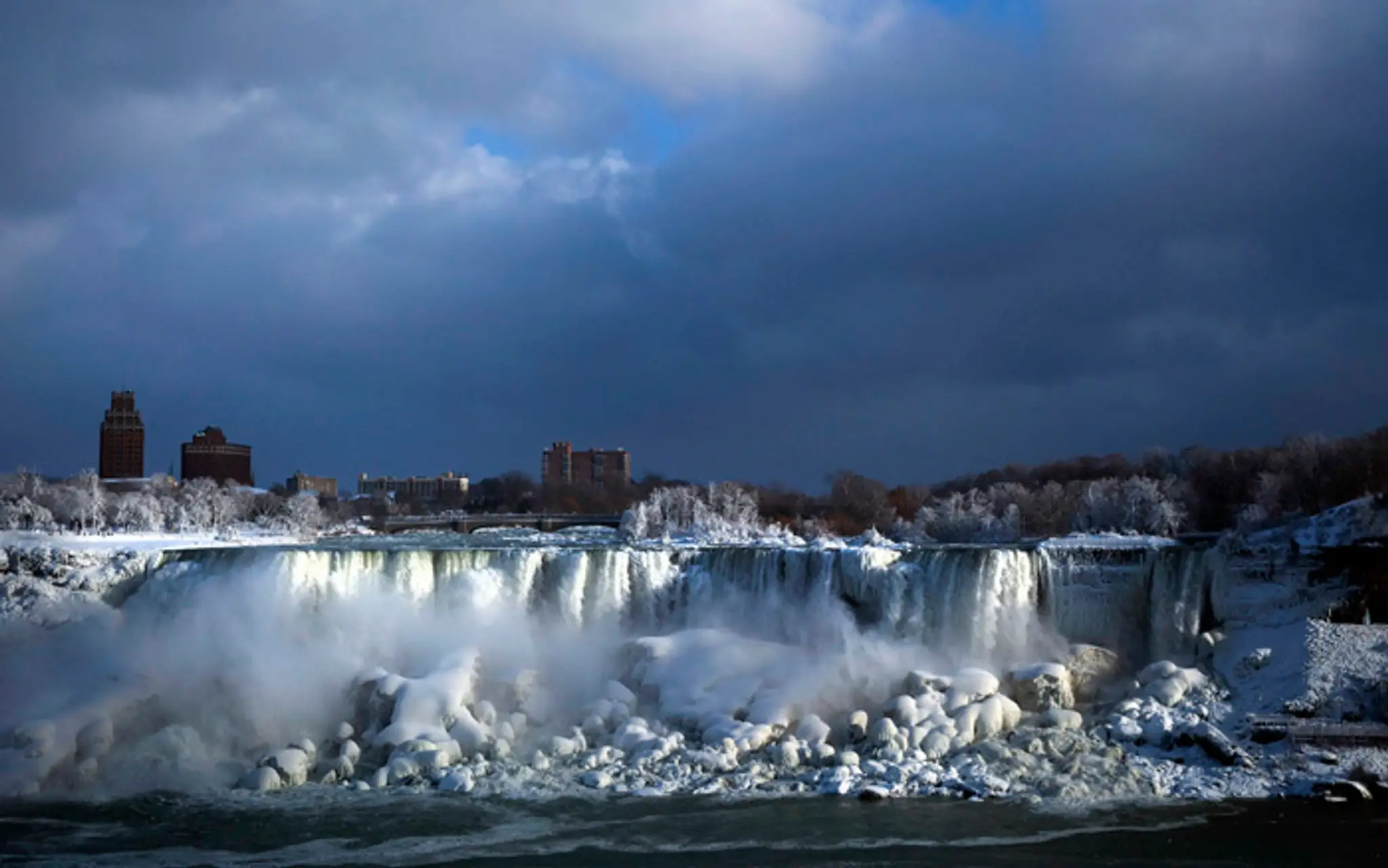 Zamrznuté Niagarské vodopády.