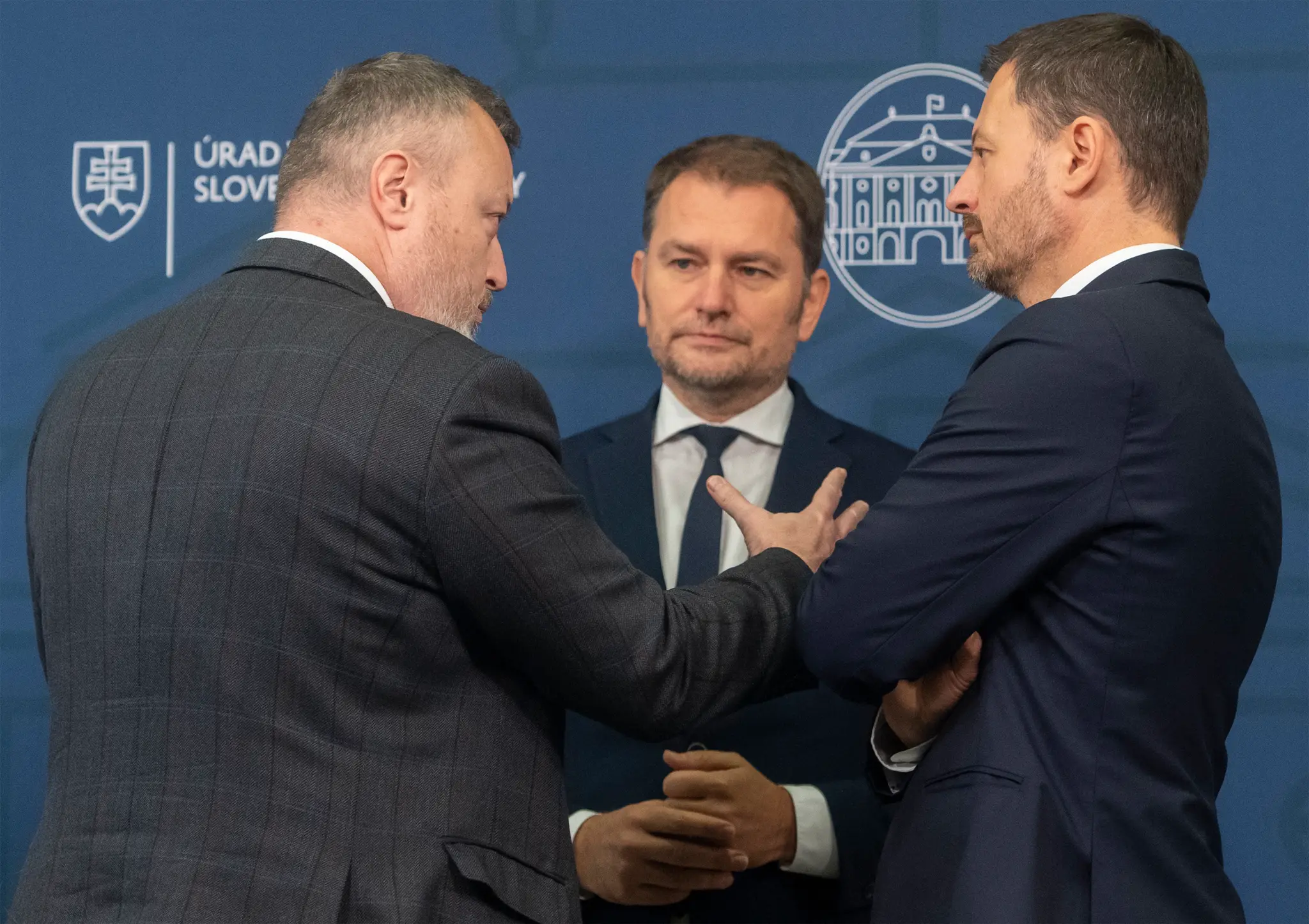 Ministri M. Krajniak, I. Matovič a premiér E. Heger po zasadnutú vlády.