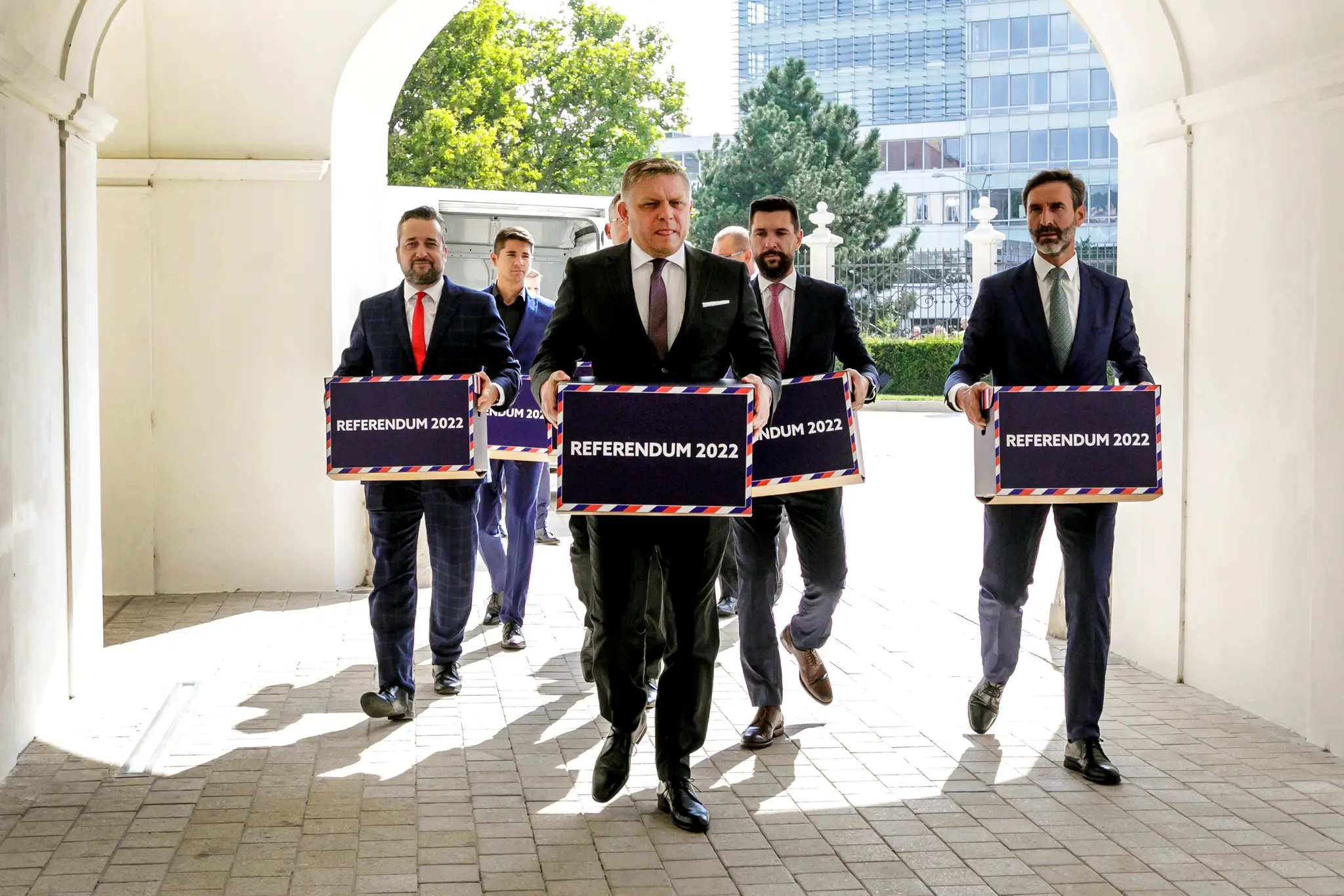 Na archívnej Robo Fico a ďalší opoziční politici prinášajú do Prezidentského paláca podpisy občanov za vyhlásenie referenda.