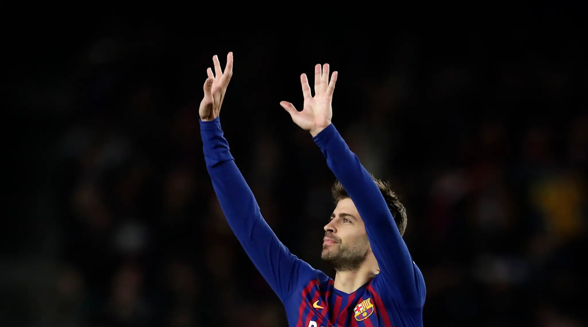 Gerard Piqué z Barcelony reaguje v zápase s Villarrealom.
