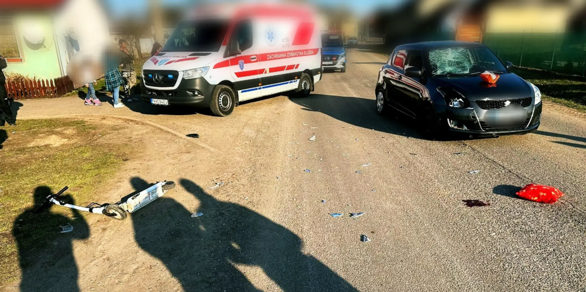 Na snímke polícia dokumetuje nehodu po zrážke kolobežkárky s osobným autom vo Včelinciach.