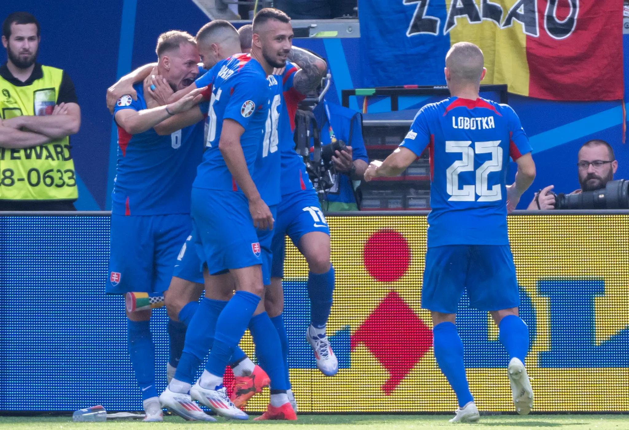 Slováci sa radujú z gólu počas zápasu s Rumunskom na ME 2024.