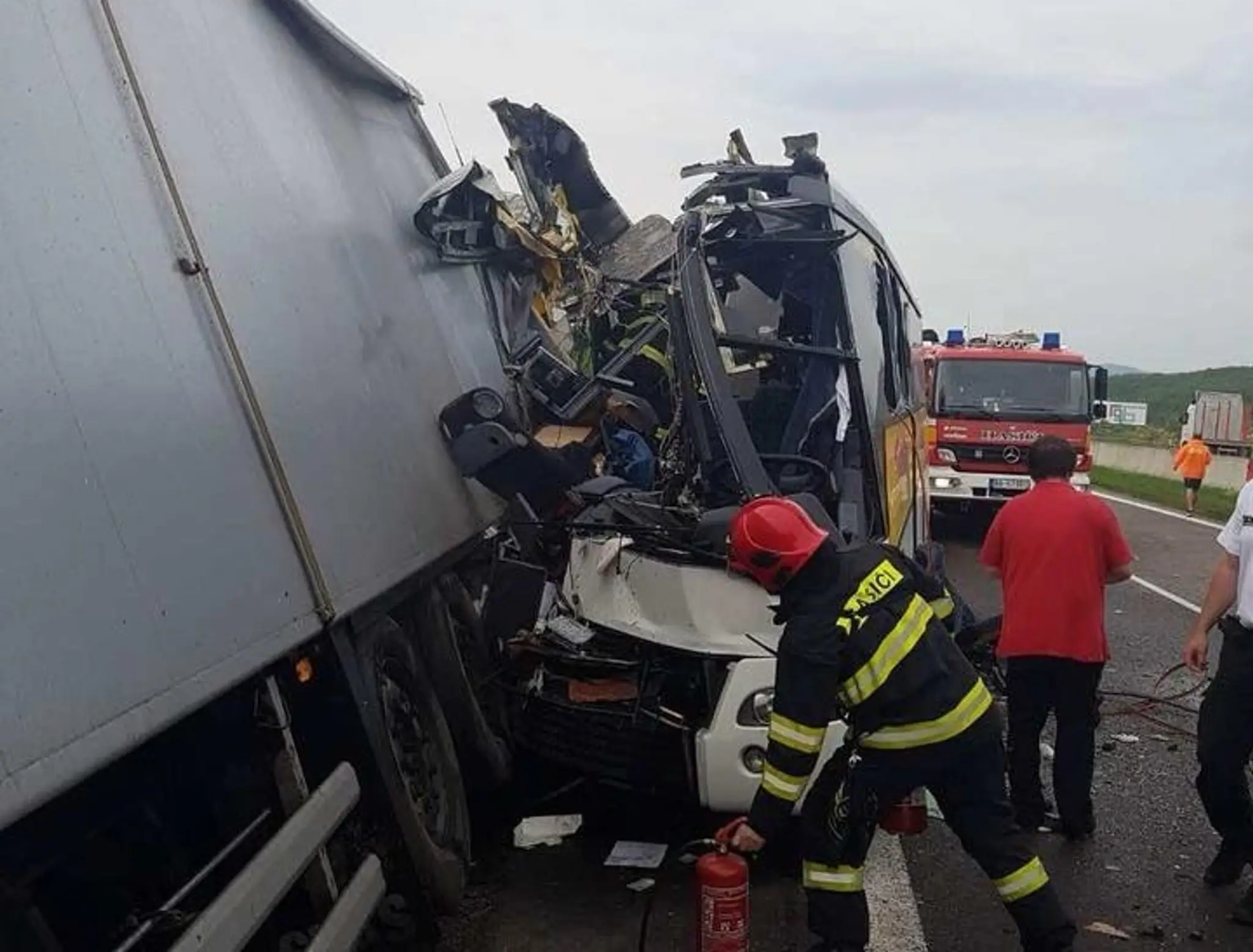 Nehoda autobusu a kamióna na R1