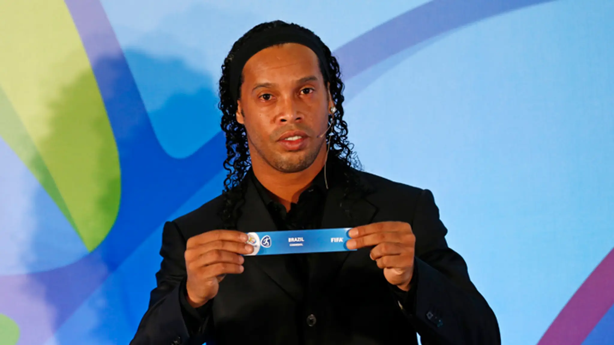 Brazílsky reprezentant Ronaldinho s lístkom Brazílie počas žrebovania olympijského futbalového turnaja v Riu de Janeiro.