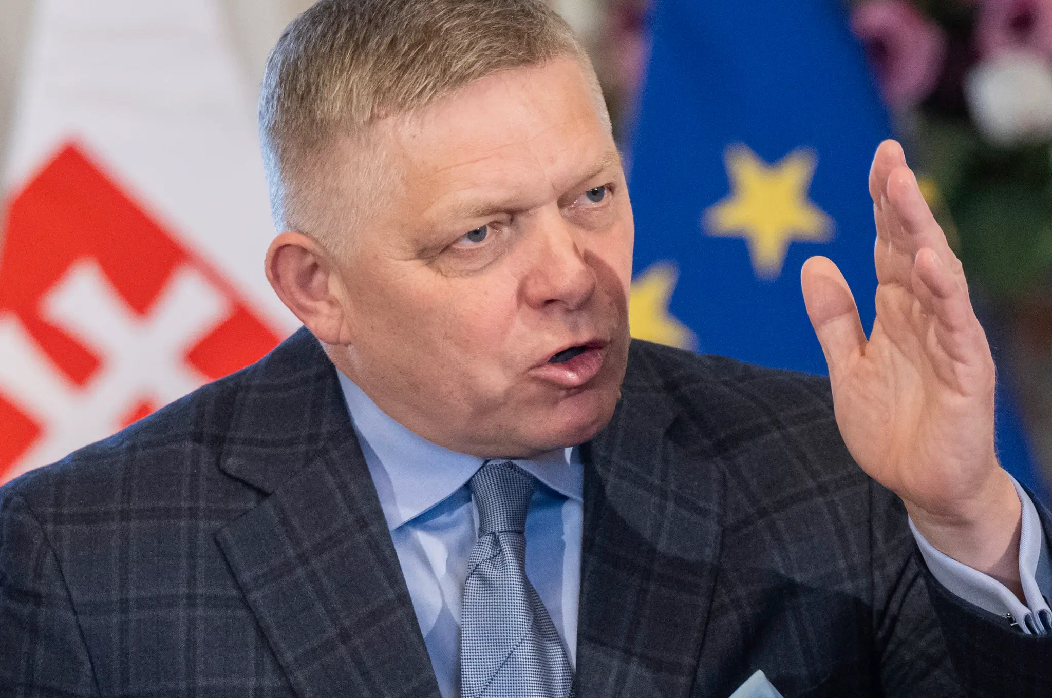 Na snímke slovenský premiér Robert Fico gestikuluje počas spoločnej tlačovej konferencie s českým premiérom Andrejom Babišom.