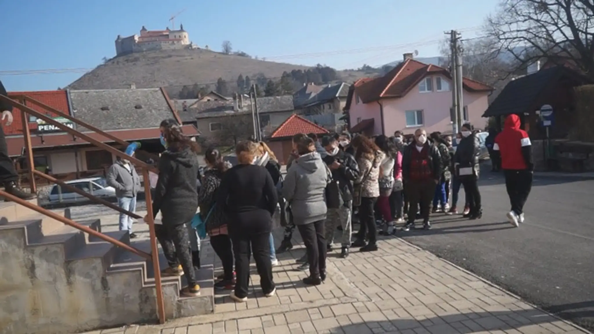 Vyplácanie dávok v Krásnohorskom Podhradí.