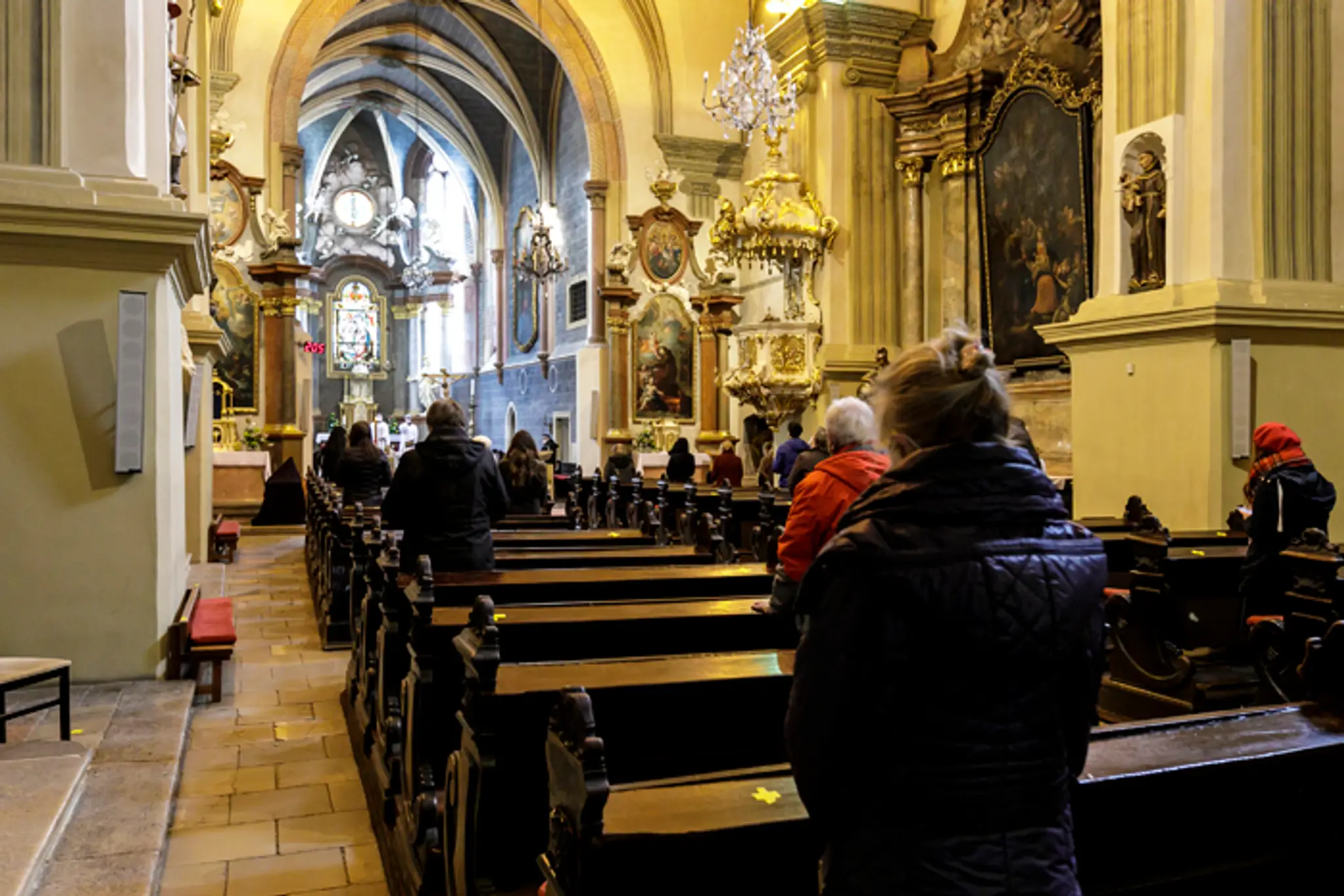 Veriaci počas svätej omše v kostole Zvestovania Pána (Františkánsky kostol) v Bratislave.