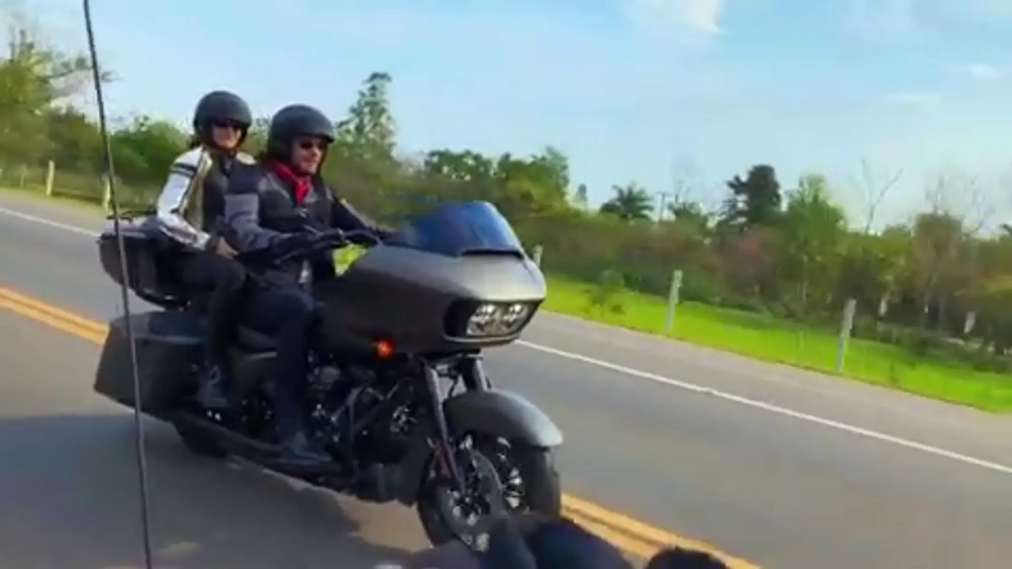 Mario Cimarro a Bronislava Gregušová na motorke v Paraguaji