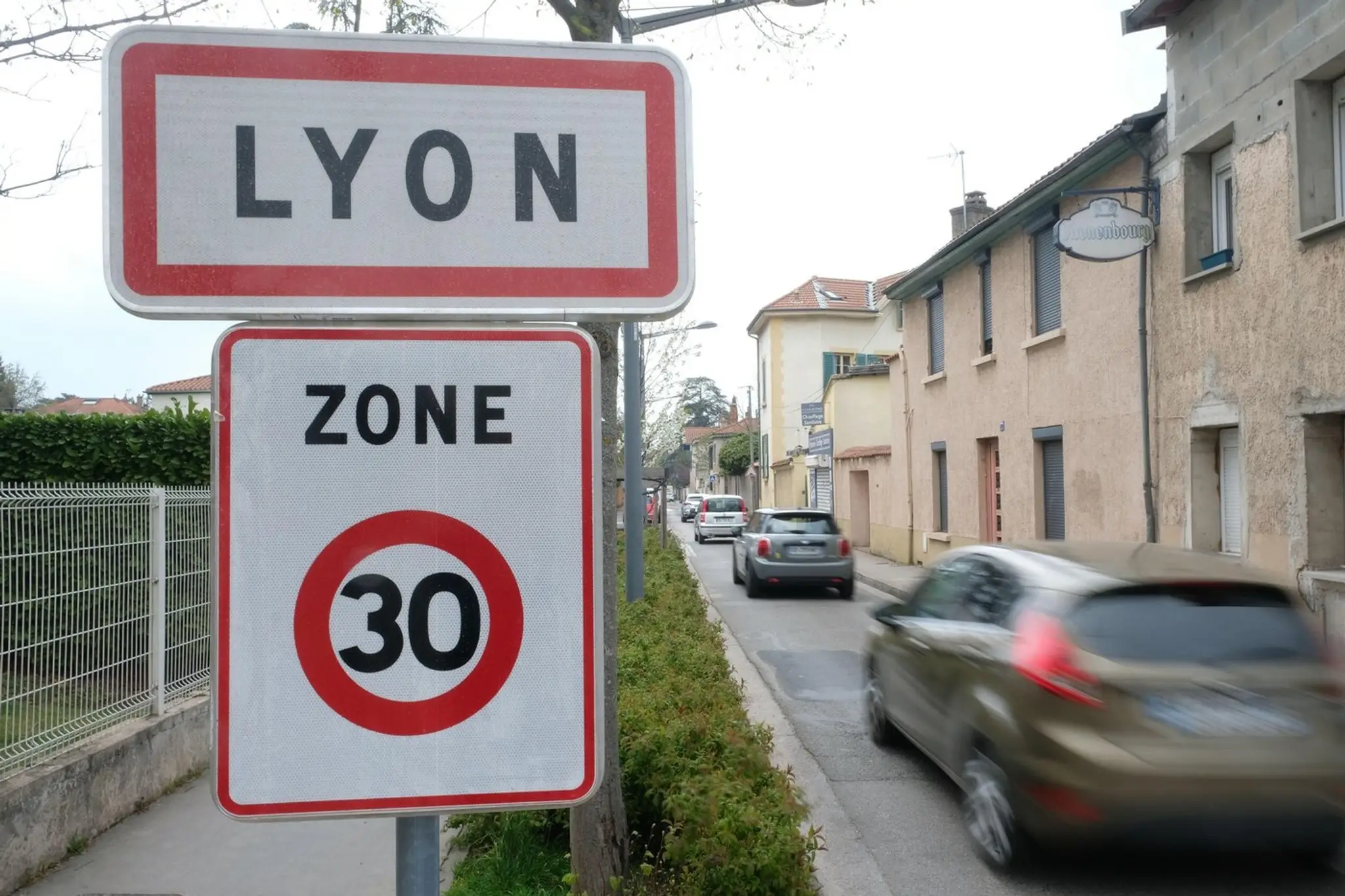 Dopravná značka pri vjazde do Lyonu.
