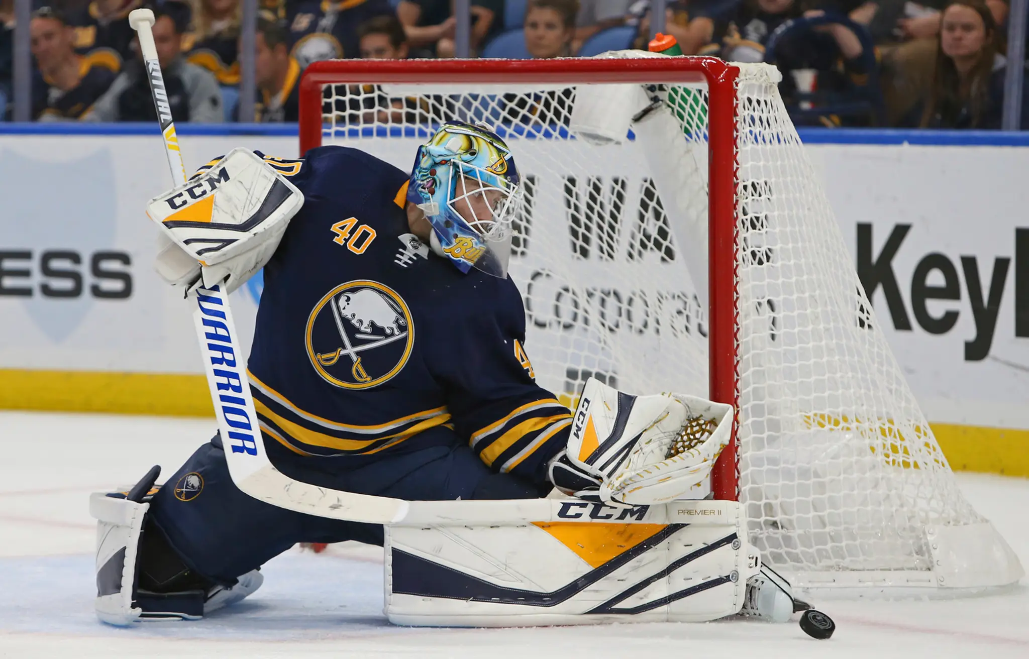Gólman Buffala Carter Hutton v zápase proti Vegas.