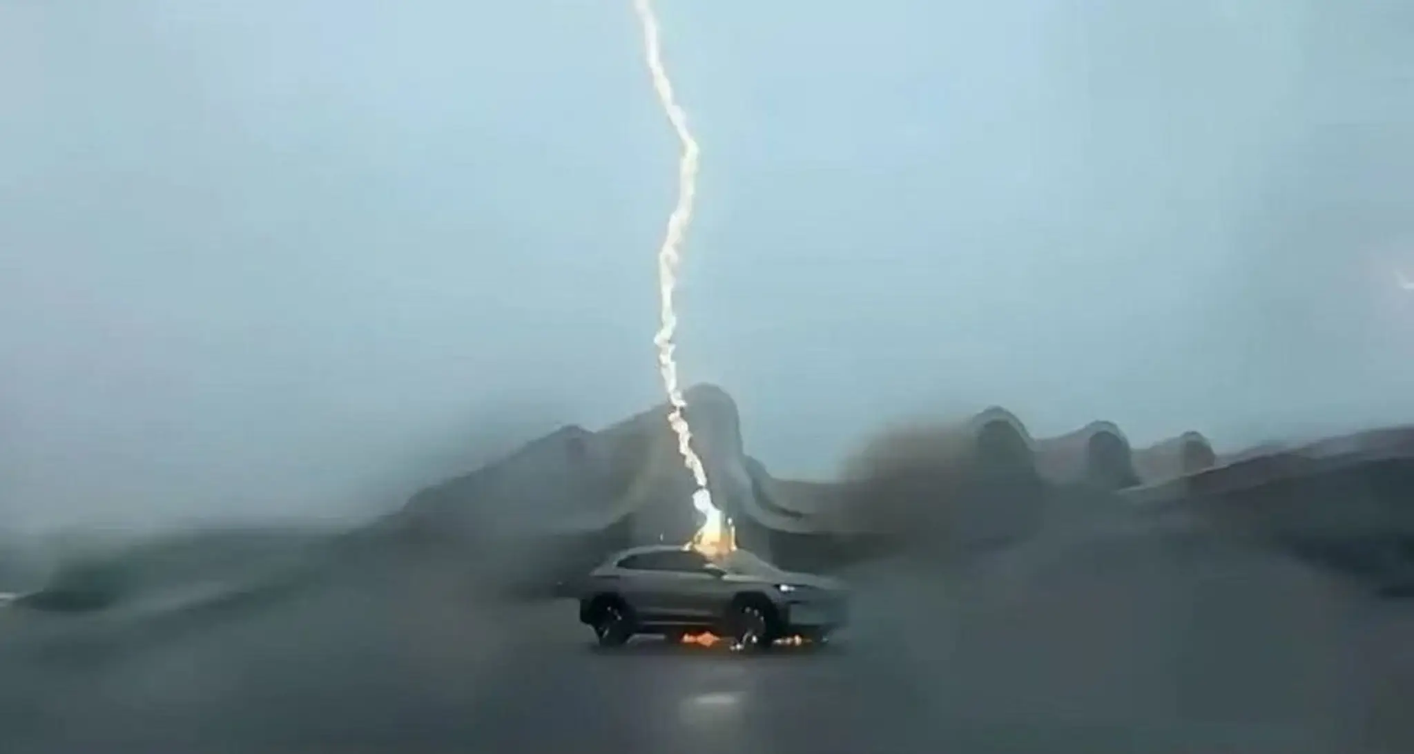 Elektromobil zasiahol blesk hneď trikrát.