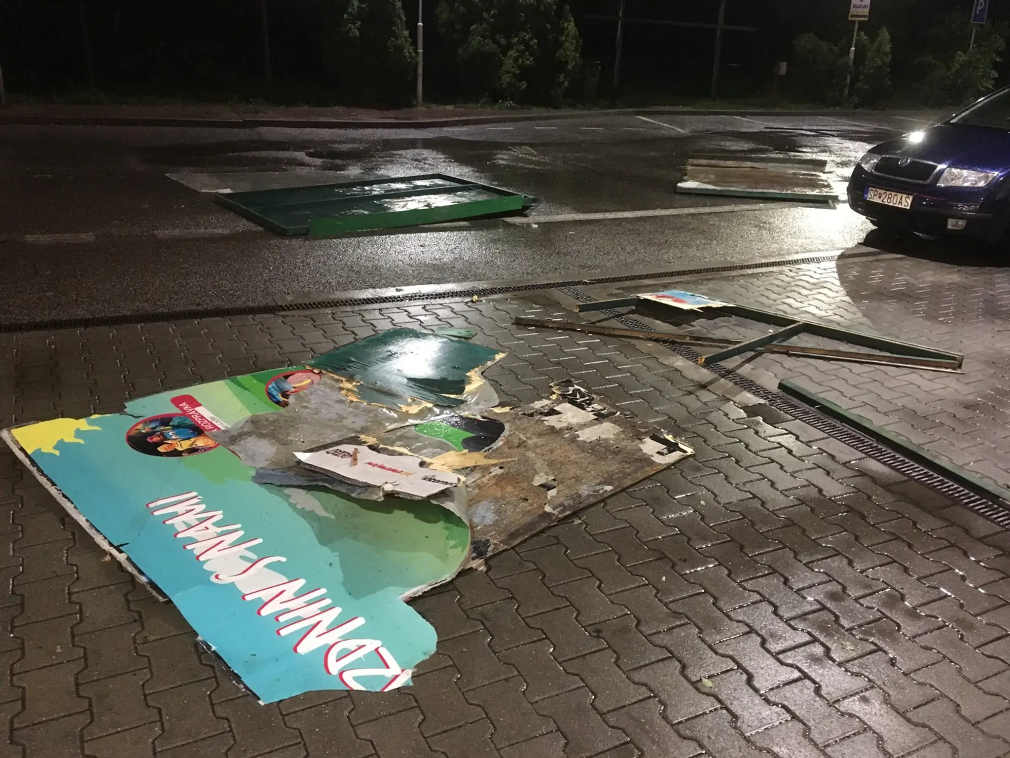 Spadnuté bilbordy v Petržalke.