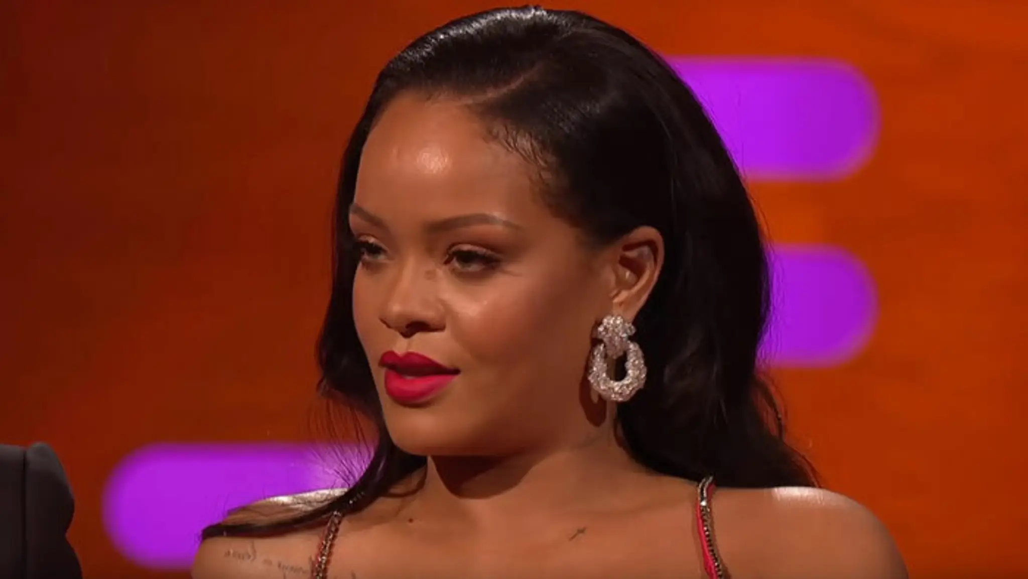 Ten moment, keď Rihanna "dá dole" moderátora