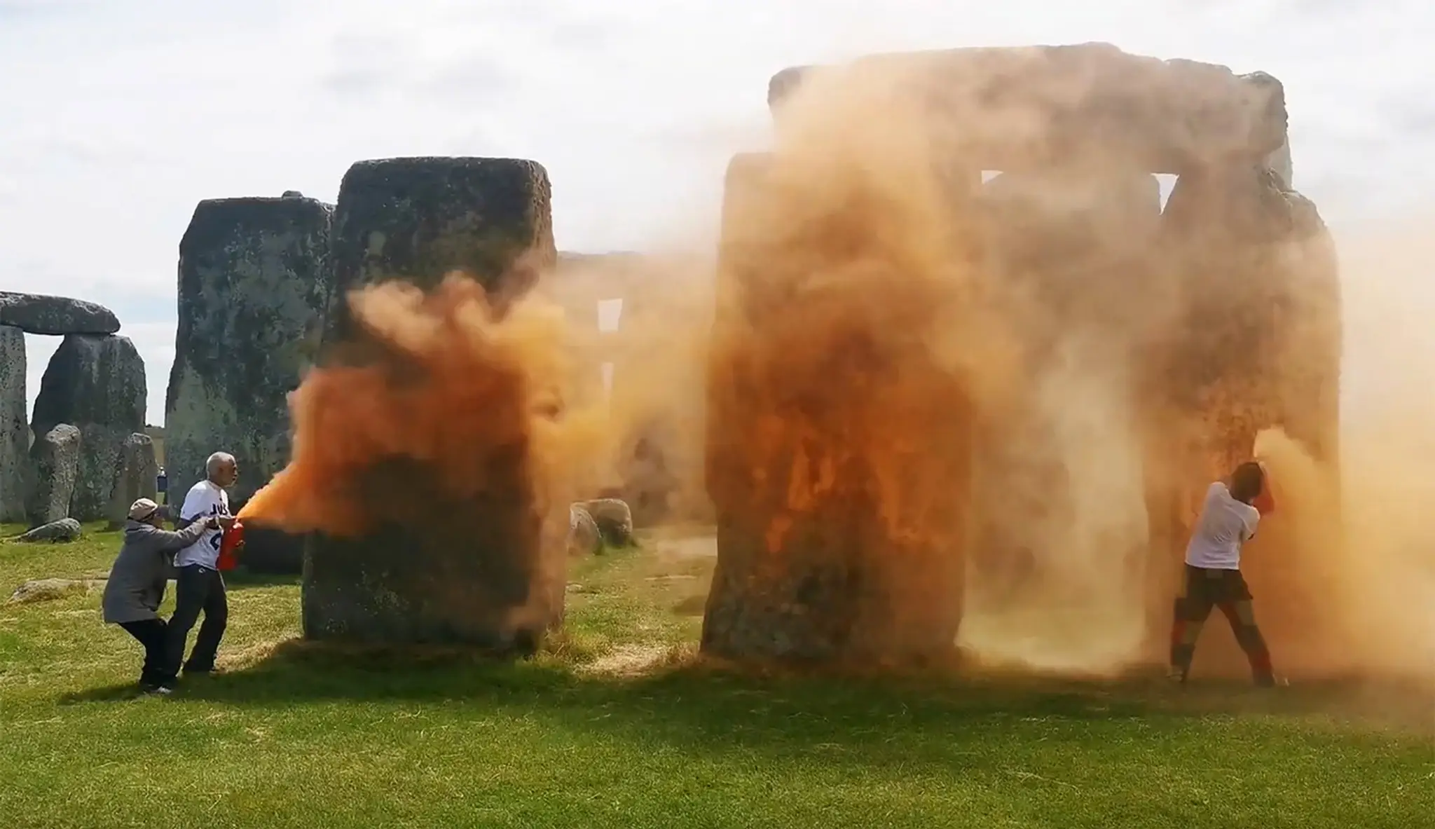 Klimatickí aktivisti nastriekali farbu na Stonehenge