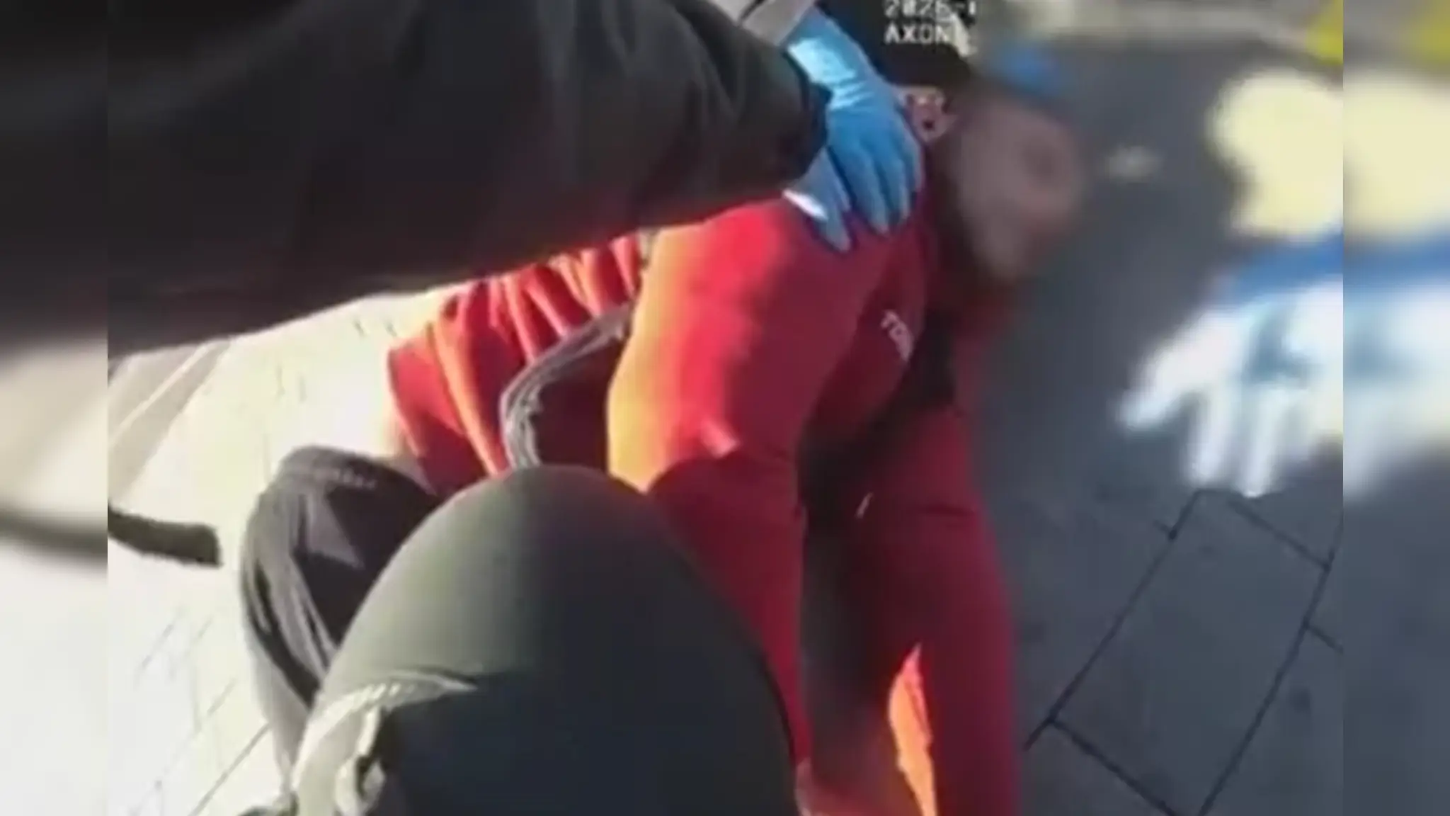 Zadržanie za drogy sa zmenilo na boj o život.