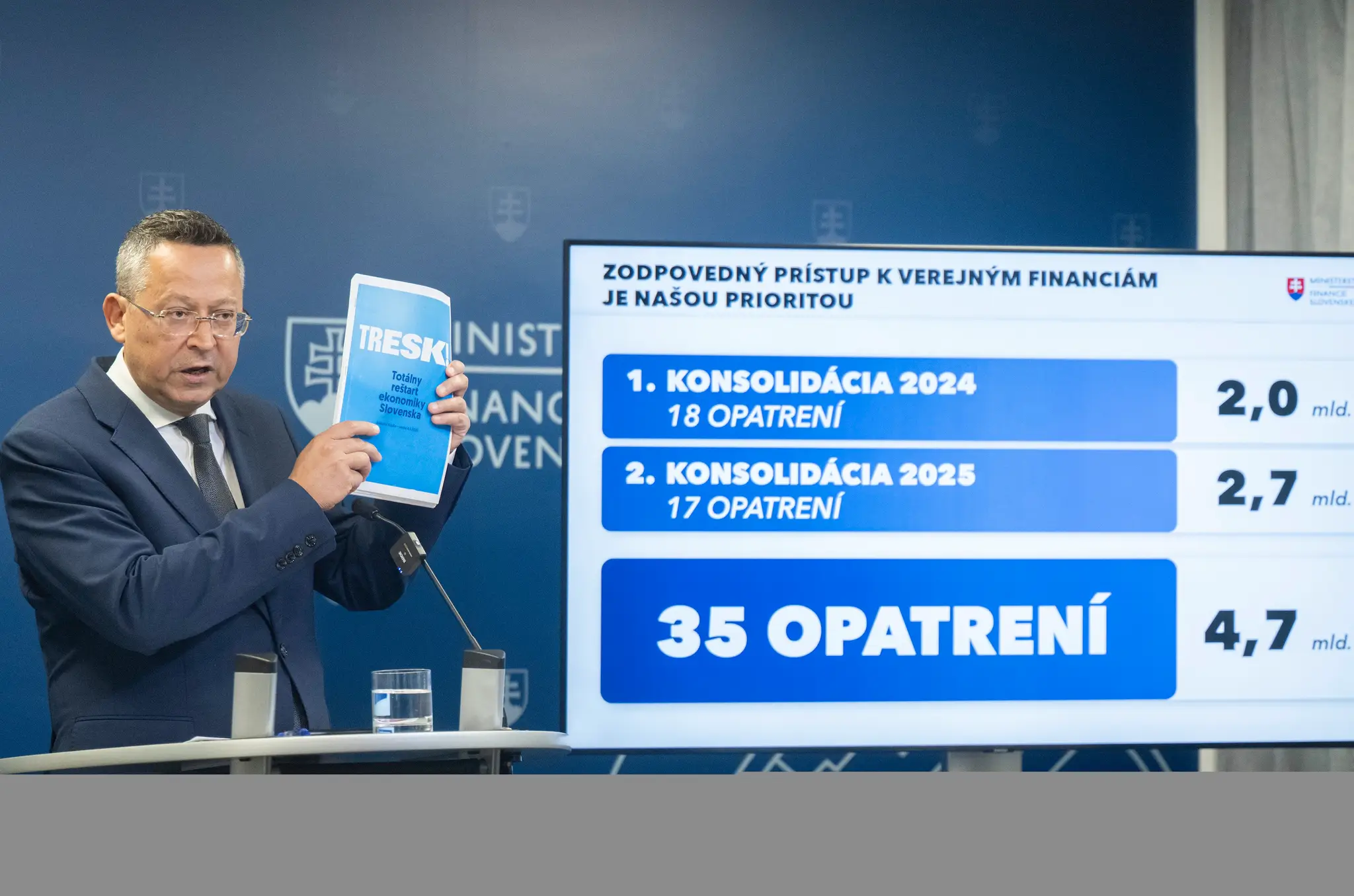 Na snímke minister financií SR Ladislav Kamenický (Smer-SD) reaguje počas tlačovej konferencie v súvislosti s konsolidačným balíkom na rok 2026.