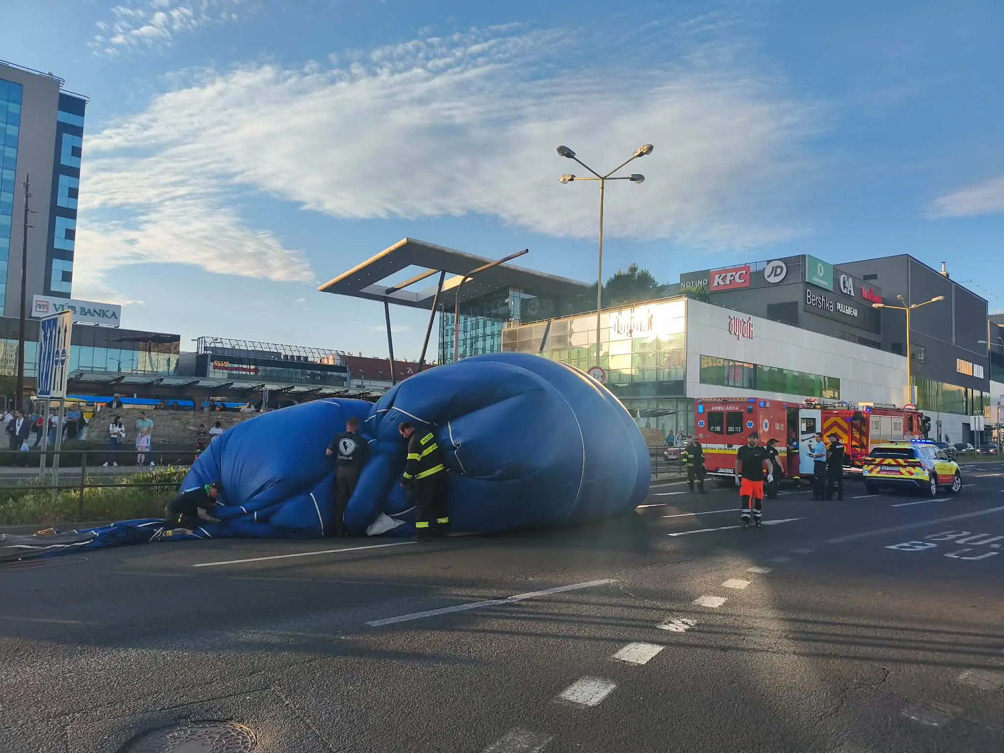 Zrážka dvoch balónov vo vzduchu (2)