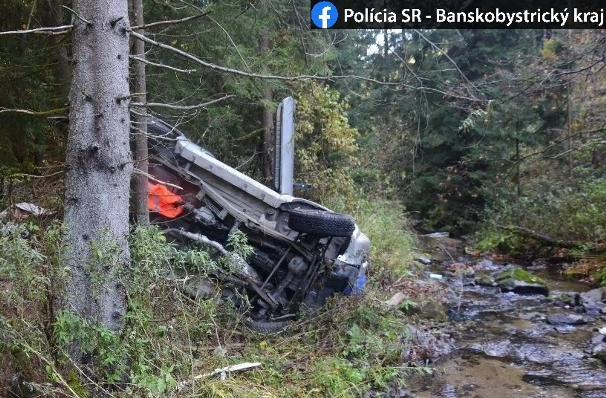 Auto skončilo prevrátené na bok.