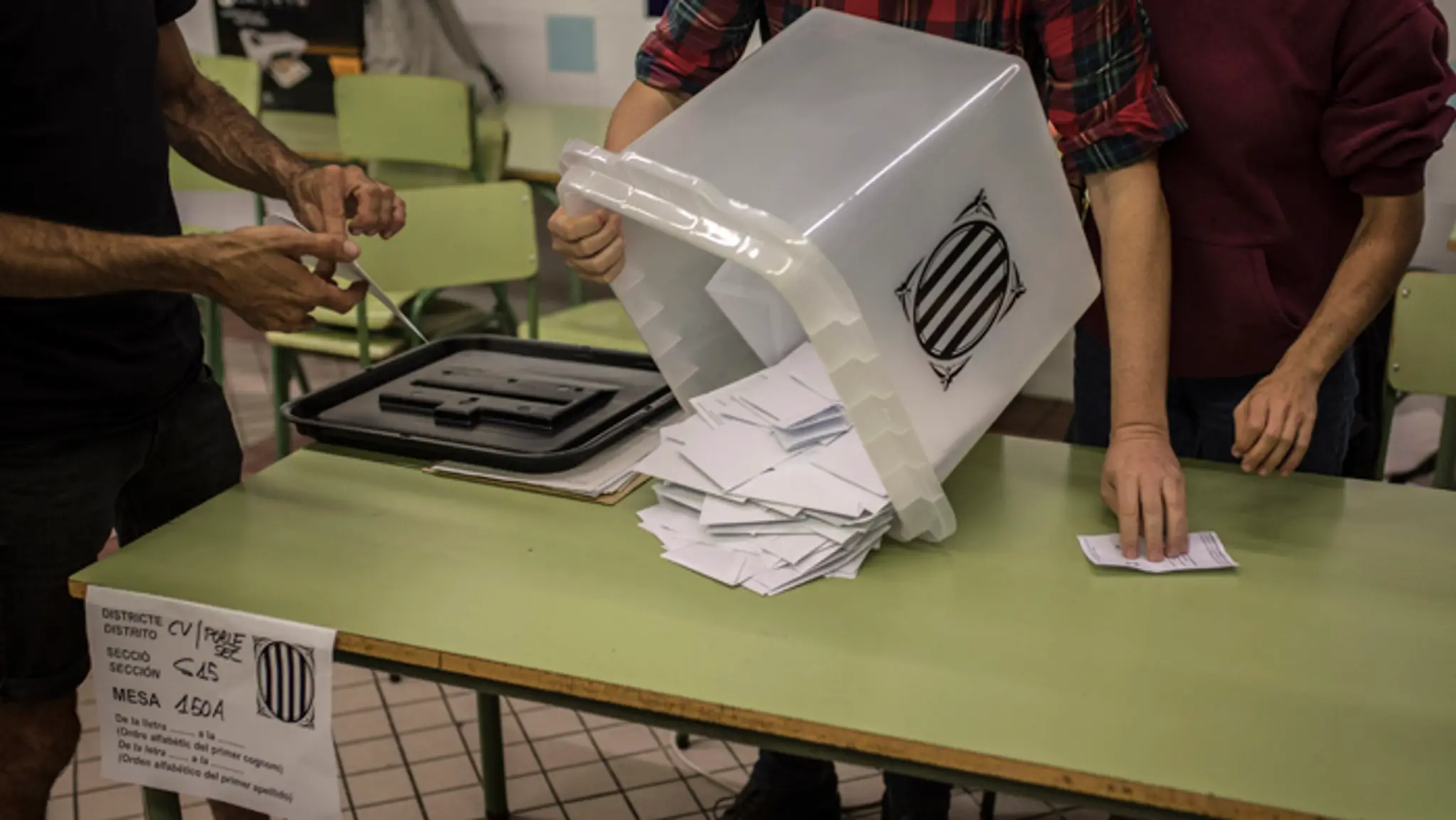Stúpenci referenda oslavujú na uliciach v Barcelone.
