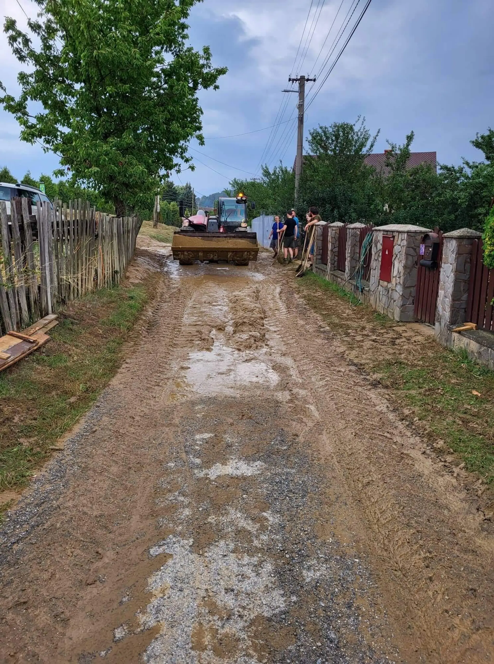 V obci Hermanovce sa z kopca zlialo bahno. Ulice museli vyčistiť dobrovoľní hasiči.