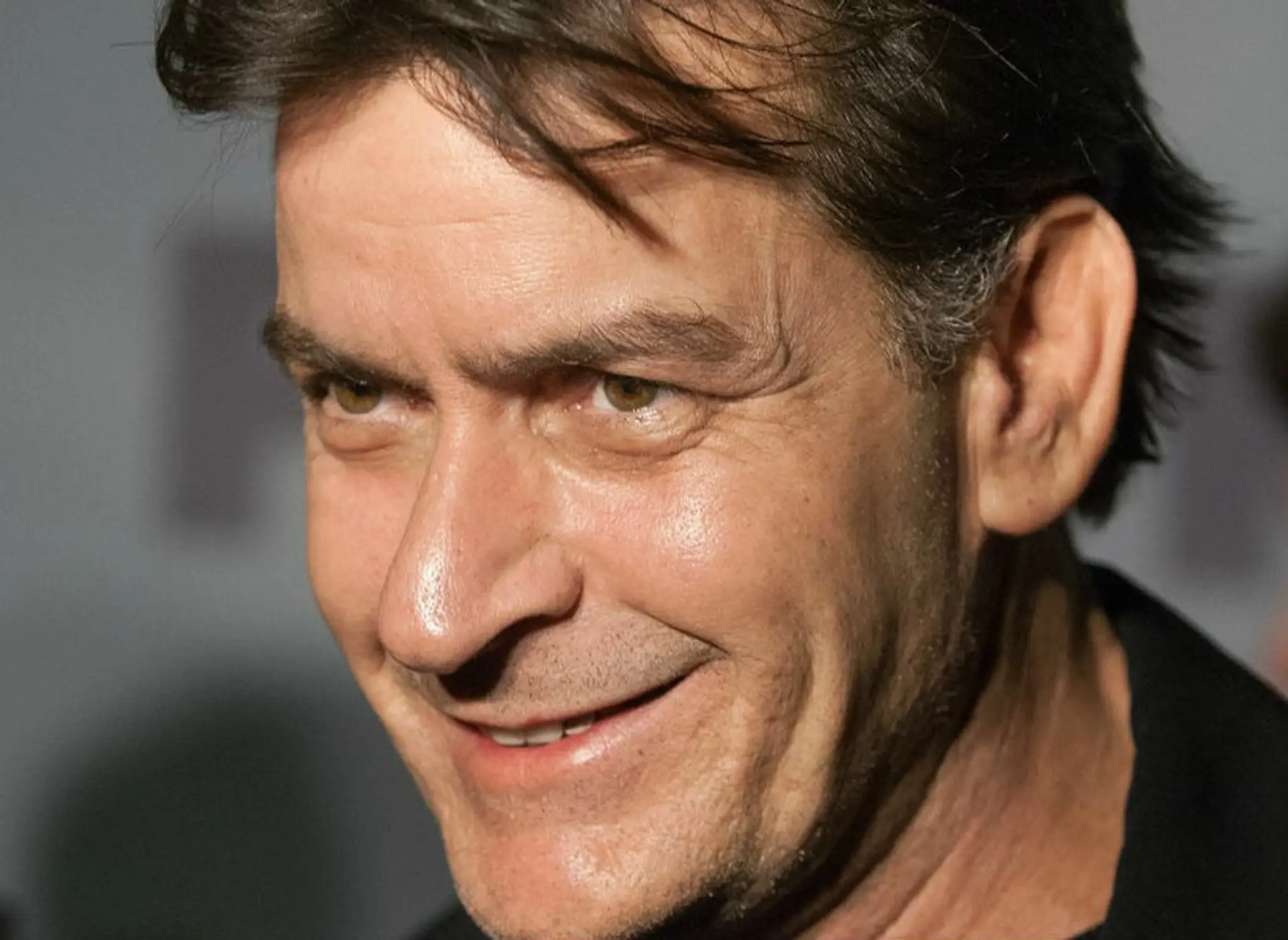 Šťastný Charlie Sheen. Podrobil sa experimentu, potlačili uňho vírus HIV