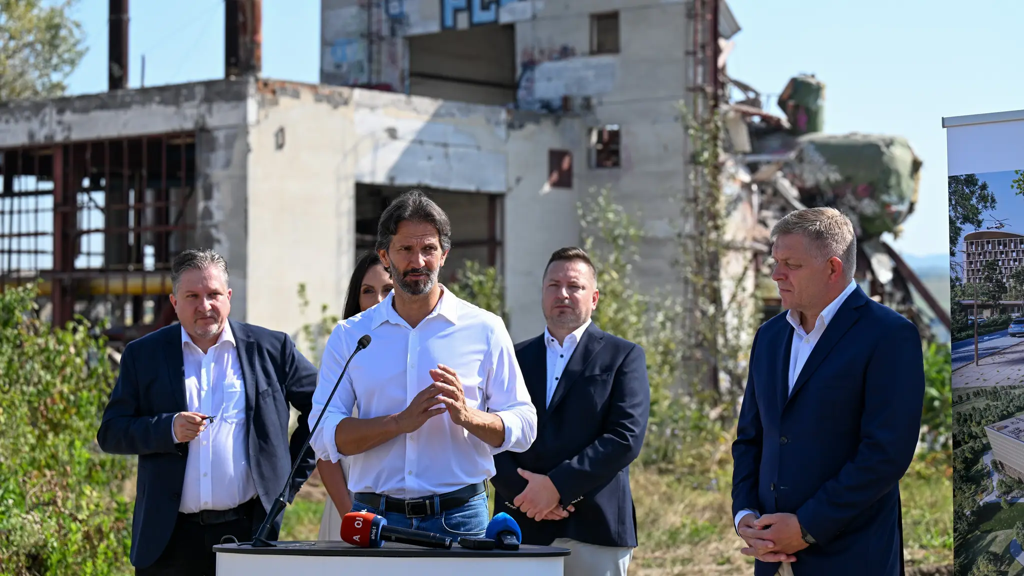 Minister obrany Robert Kaliňák a premiér Robert Fico pri nemocnici v Prešove.