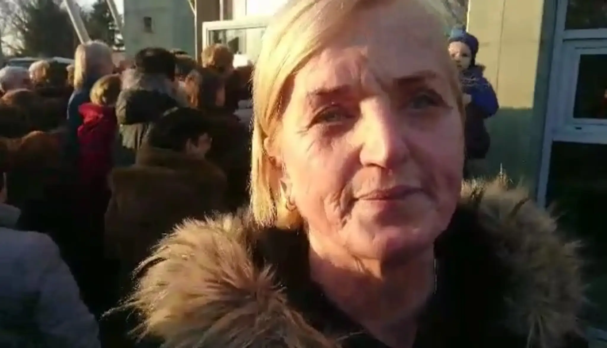 Žena ide pred sudcu.