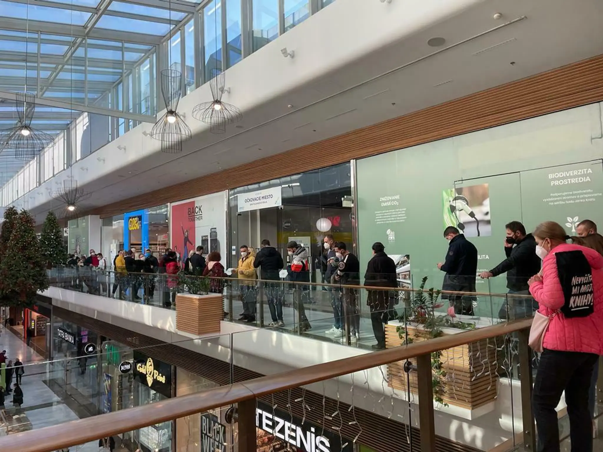 Ľudia v dlhých radoch prezradili, prečo sa nechali zaočkovať