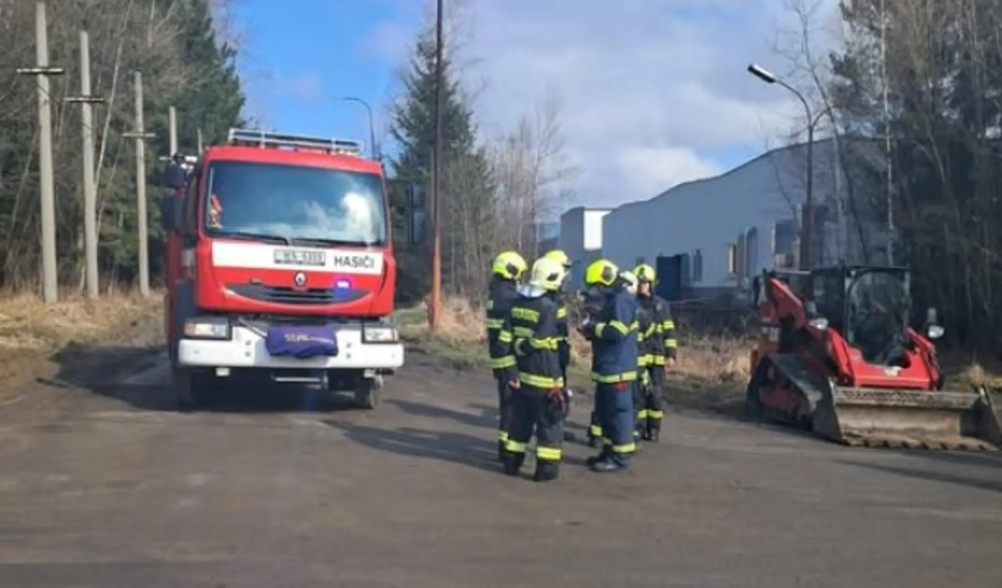 Na snímke hasiči, ktorí zasahovali v areáli českých strojární v Poličke.