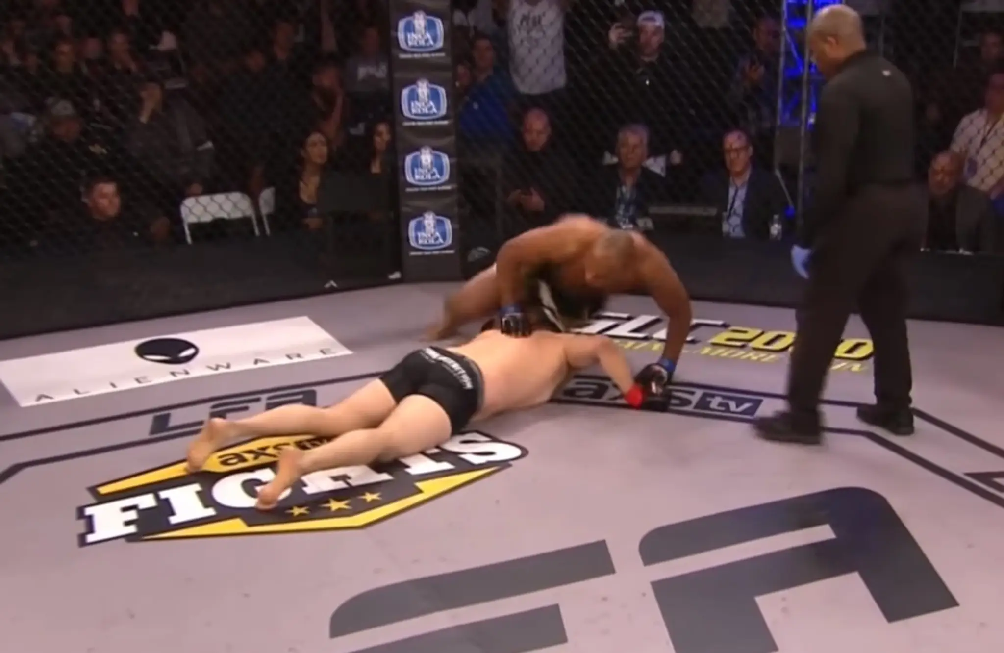 Irvins Ayala leží na podlahe octagonu po tom, ako sa sám knockoutoval.
