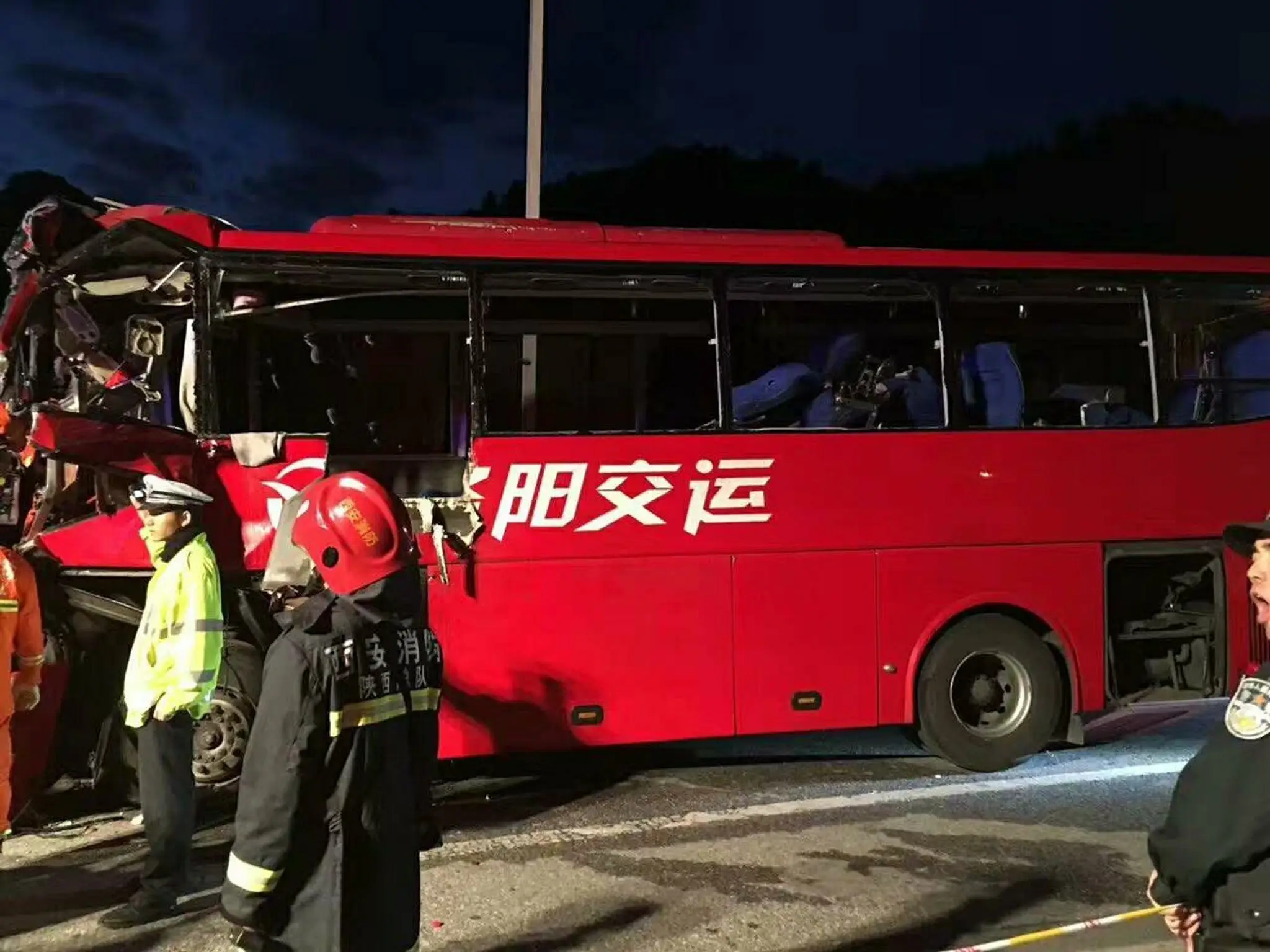 Pri nehode autobusu na diaľnici zahynulo najmenej 36 ľudí