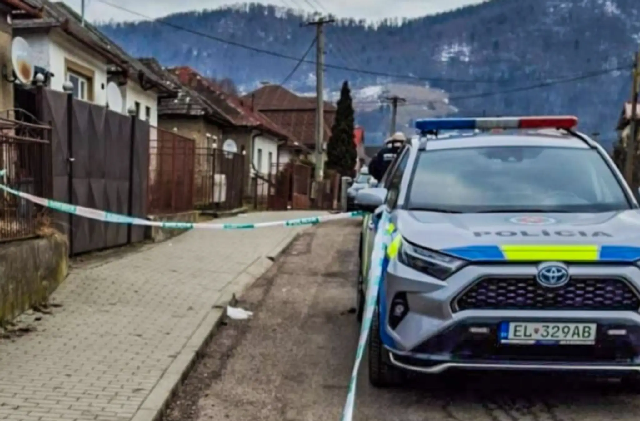 Na snímke polícia po brutálnom útoku v Helcmanovciach, kde muž dobodal ženu.