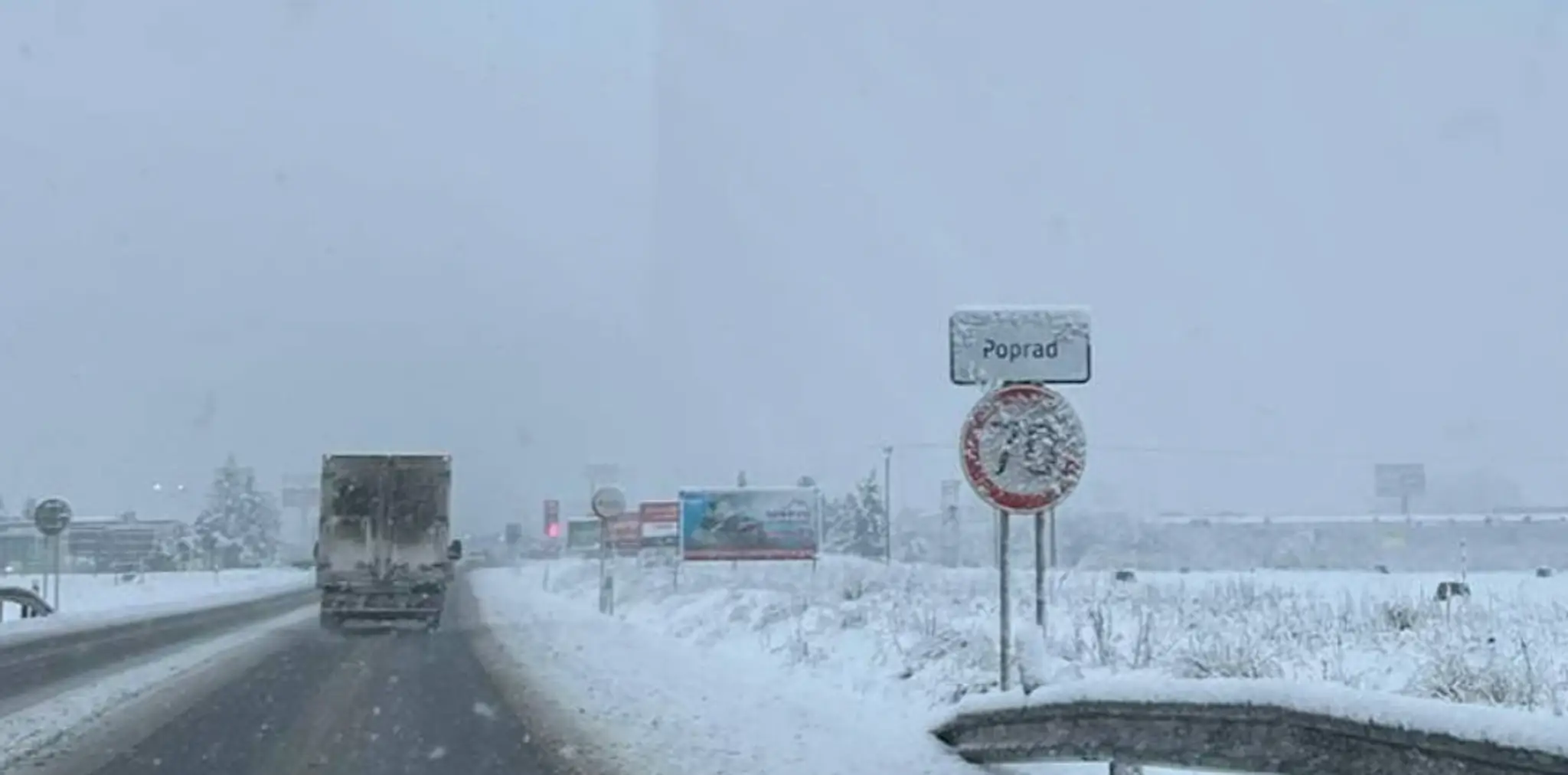 Na snímke zasnežené cesty v Poprade.