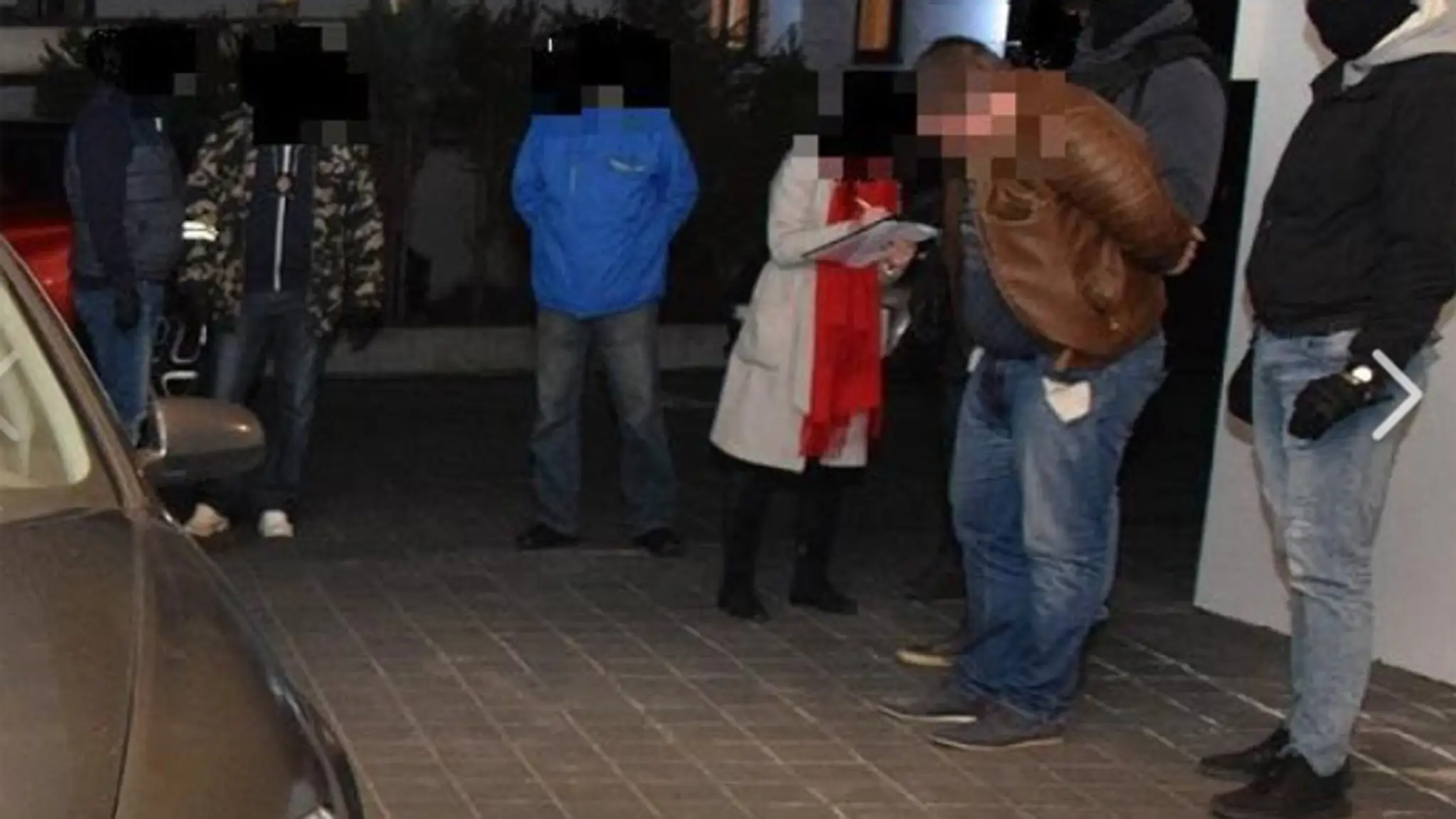 Traja podozriví vydierali mužov.