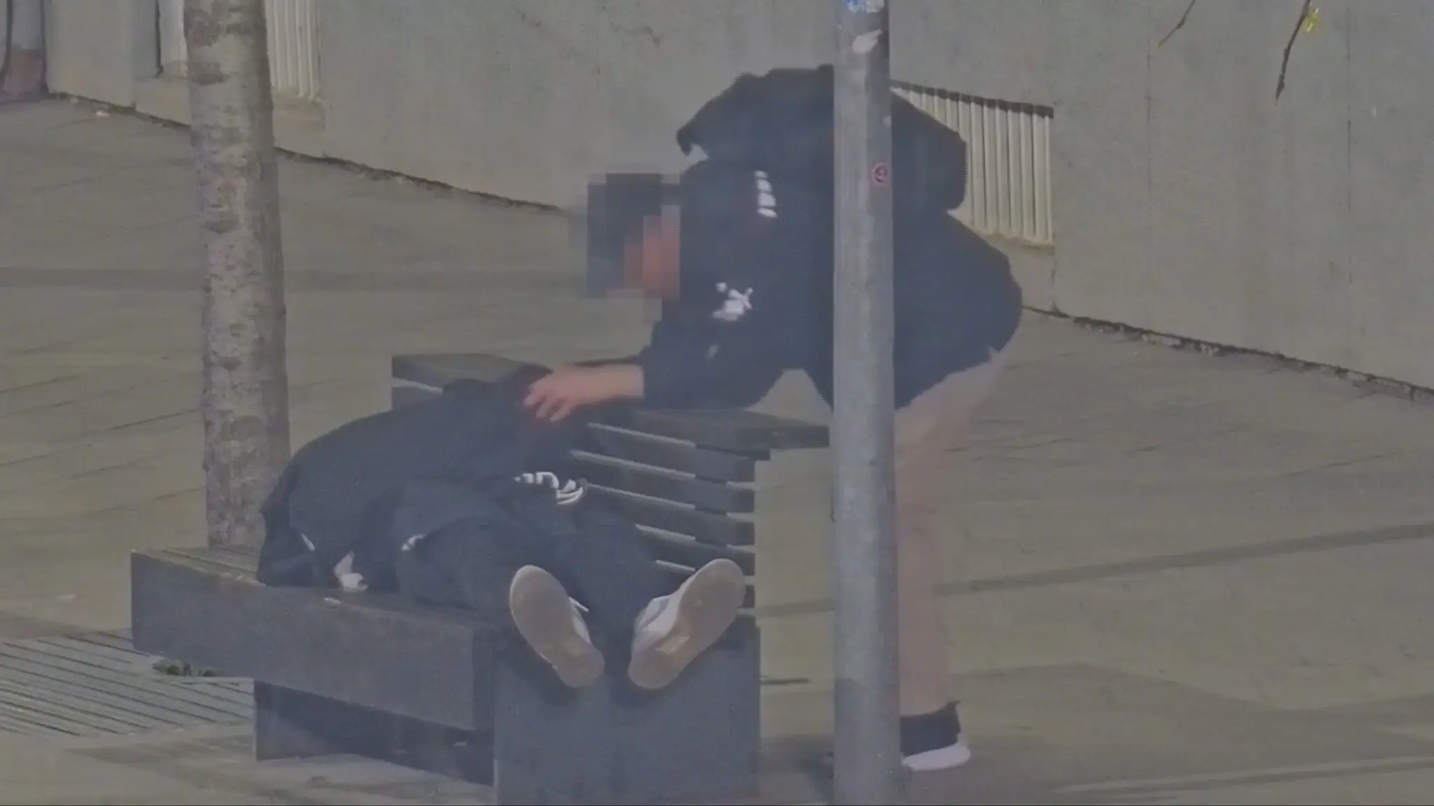 Chcel okradnúť muža spiaceho na lavičke