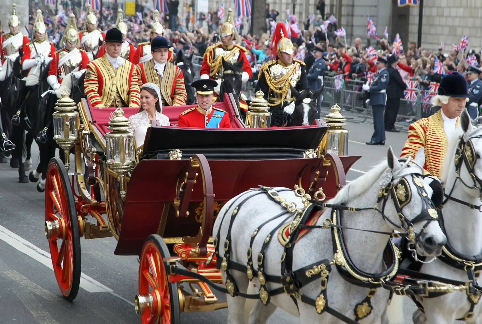 Novomanželia sa odviezli na koči do Buckinghamského paláca.